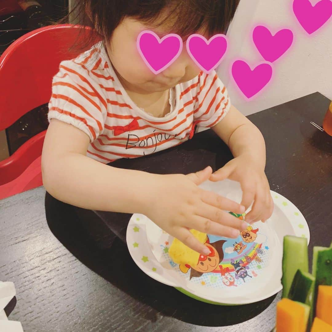 飯田圭織さんのインスタグラム写真 - (飯田圭織Instagram)「今日は息子のリクエストでテイクアウト寿司🍣 お家で作れるお寿司セットがはま寿司で販売されていて、主人におつかいをお願いしました✨ ちょっとした外食気分で子供達大喜びでよく食べてくれました😊✨ わたしも楽が出来ました😜💦 近所のお店もテイクアウトを頑張っており、応援の気持ちも込めて、わたし自身も疲れてしまわないようにテイクアウトを利用させていたどこうと思います✨ #うちで過ごそう  #テイクアウト  #はま寿司  #子供達大喜び  #応援も込めて」5月7日 20時15分 - iidakaori.official