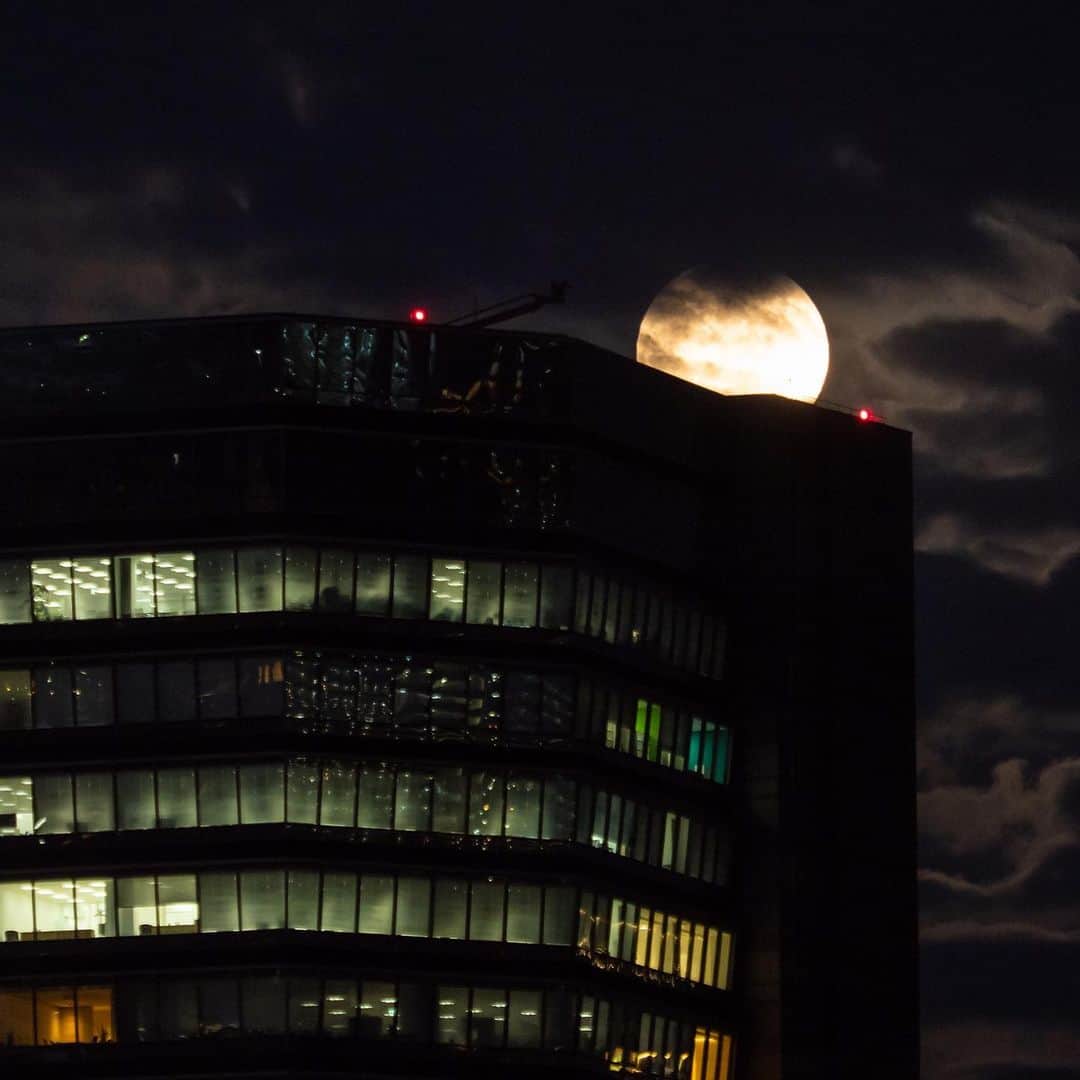 時任三郎のインスタグラム：「今日の満月の出は、雲が多くてしかもビルの影に。＠東京 #満月」