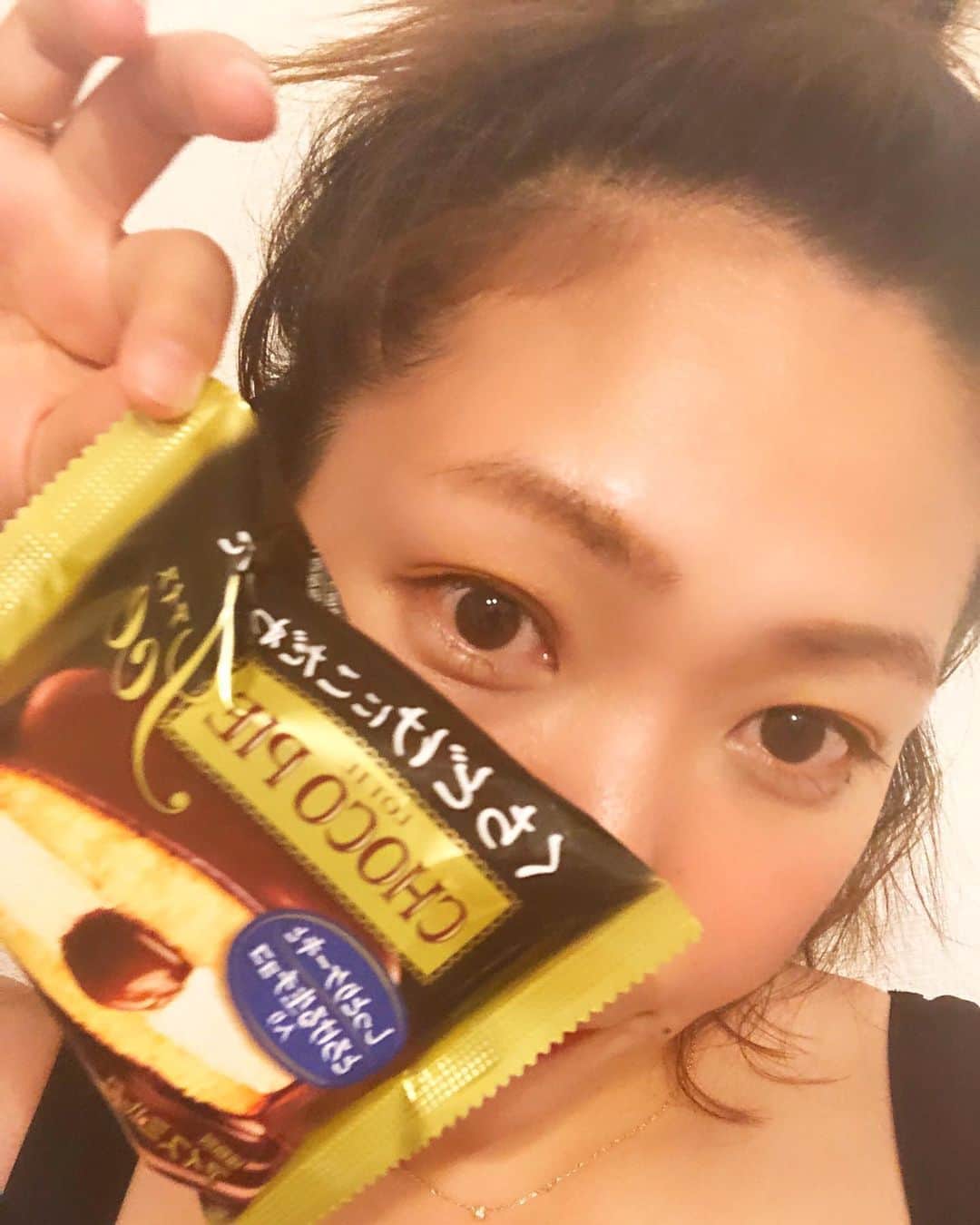 のインスタグラム：「ドアップドカーーーーーン デコピカーーーーーーン このアイスがおいしすぎて🍨 チョコパイ常備生活から卒業できたのに、チョコパイアイス常備生活になってまうやん。 なんでこんなにおいしいんだよ。 #ダイエットは明日から #おすすめアイス #アイス #チョコパイ #チョコパイアイス #chocopie #スイーツ #おうちスイーツ #デコ出し #最近美容頑張ってるのに甘いもの食べてたら意味ないよね #カロリーっておいしいよね」