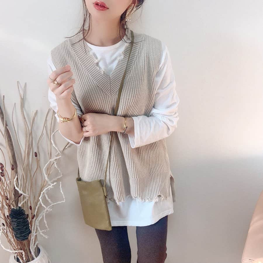のインスタグラム：「* 今日の#お散歩コーデ ☺︎❤︎ ニットベストは去年からお気に入り~♬ もう日中は汗かく💦 暑さに弱い私は、夏が近づくたび恐怖~w * *  #instagood#instafashon#今日の服#今日のコーデ#おしゃれさんと繋がりたい#プチプラファッション#プチプラコーデ#カジュアルコーデ#着回しコーデ#春コーデ#大人カジュアル#韓国ファッション#きれいめカジュアル#きれいめコーデ#ガーリーコーデ#おちびコーデ#低身長#selectshopapricot#ニットベスト#リブパンツ#夏コーデ#お散歩」
