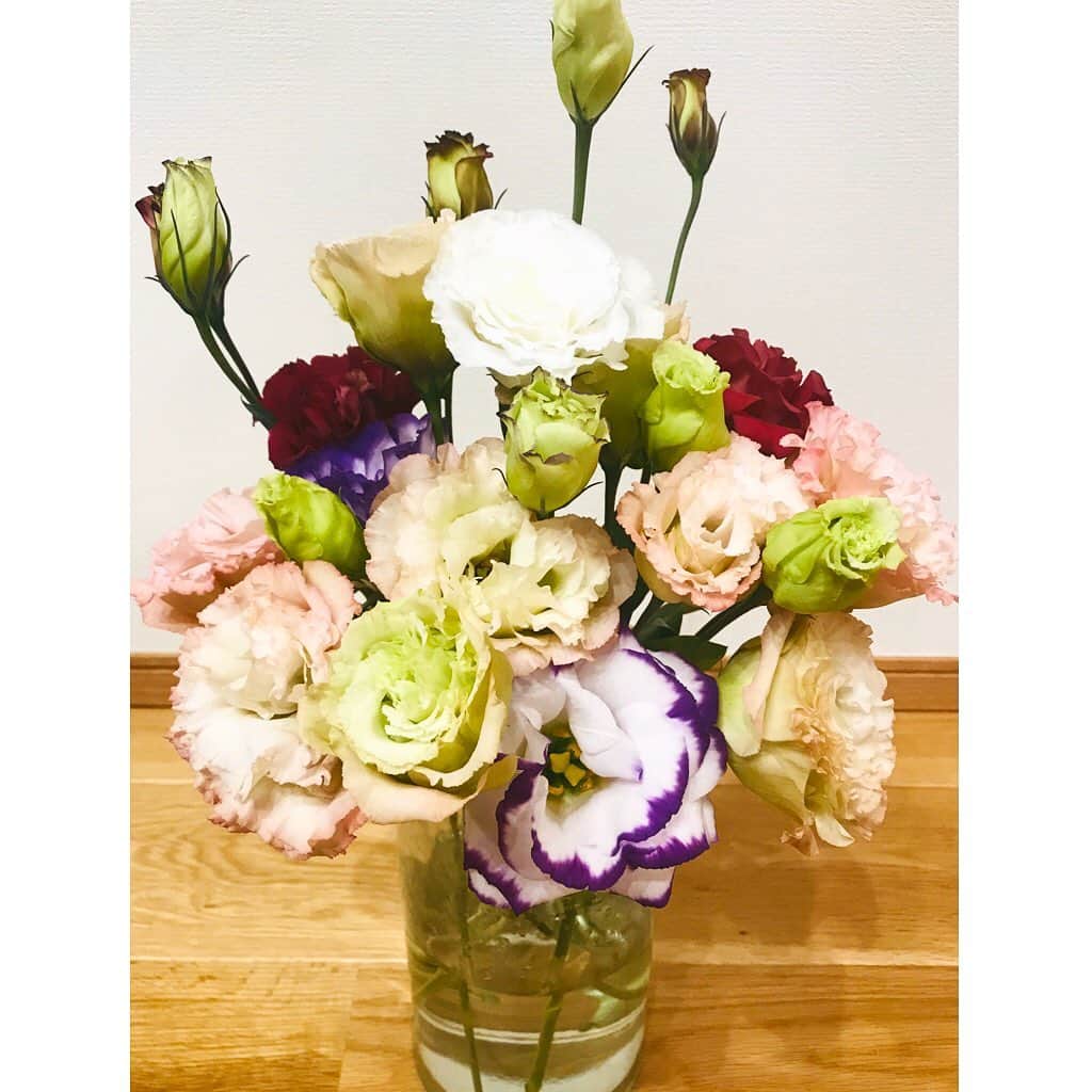 古屋敷沙耶さんのインスタグラム写真 - (古屋敷沙耶Instagram)「ご近所さんが、 「友人からたくさん買ったから☺️」 と、お花をくださいました💐 . . ご友人を応援するために購入したであろうたくさんのお花。 十分優しさでいっぱいなのに、周りの人たちにもお裾分けするなんて、本当に素敵です✨ . . . 今こそ、思いやり💓、ですね😌 . . . #花#花束#嬉しいプレゼント #花をかざろう#癒し#優しさに感謝」5月7日 20時28分 - mrt.furuyashiki