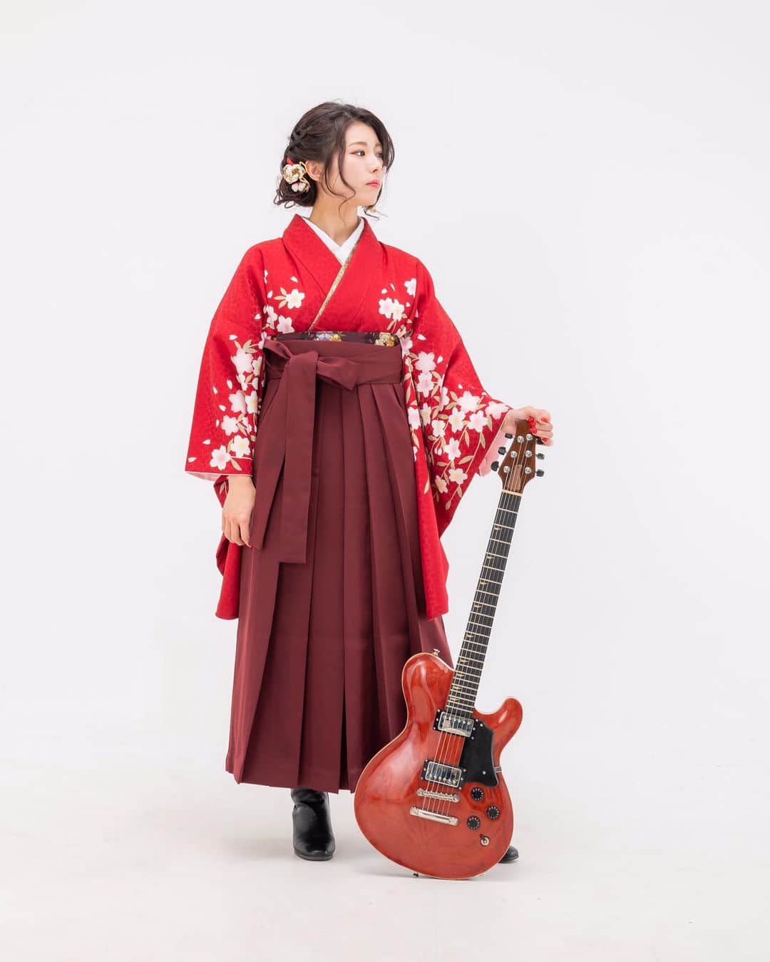 森脇加奈子のインスタグラム：「． 👘🎸 第2弾！笑 お気に入りの写真が多すぎて猛烈に悩み抜きました♥ ． ． #袴 #Guitar #portrait」