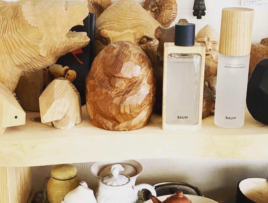 ハミルさんのインスタグラム写真 - (ハミルInstagram)「【　今こそのプロダクト 】﻿ ﻿ お世話になってる伊藤総研さんが﻿ お手伝いされてるプロダクトがかなりすてき。﻿ ﻿ 聞くと、資生堂で初めての天然由来ブランドと﻿ なってるらしく、天然由来でも”樹木”由来という！なんと。﻿ ﻿ 種類によっては多少違うらしいのですが、﻿ 94%〜95%の天然成分でできているとのこと。﻿ なるほどー。﻿ ﻿ 木のケースはカリモクと協業していて、﻿ カリモクの工場で廃棄する端材を使って﻿ カリモクさんに作ってもらってると！﻿ 端材ってところも無駄なく使われてて、﻿ 自然への敬意を感じます。﻿ ﻿ プロダクトとしても凛としていて、﻿ 優しさあってええね。﻿ ﻿ ウチのマークゴンザレス達や熊達にも﻿ 紛れてしまうすてきさ。笑。﻿ ﻿ 本当は今年のミラノサローネで発表だったそうな。﻿ ﻿ これは世界的にも話題になったプロダクトでは！﻿ ヨーロッパの人たち好きそう。﻿ ﻿ 使い心地はというと、﻿ 香りはユニセックスというコンセプトが﻿ 理解できる加減の香り。﻿ 媚びてない女性や生活にこだわりある男性は﻿ 好きそうなあからさまじゃない、﻿ 無理に香ってこない程よさ。﻿ ﻿ ルームスプレーはこの香りがちょうどいい。﻿ 特に家にいなければならない今はこんな香りが﻿ そばにあると救われるなぁ、、って。﻿ ﻿ ハイドロローション、これちょっと驚いた。。﻿ とてもトロトロのゆるぅいジェルの様な使い心地。さっぱりしてるのですが、最後にしっとり肌に﻿ 貼りつく感じがいい。時間経っても乾かない。﻿ 素晴らしい！！！！！﻿ 男性だと夏だとこれ一つでいいくらい。﻿ ﻿ 私はガチのオーガニック過ぎるとかぶれてしまう。精油でかぶれてしまう。﻿ シャンプーなんてほぼかぶれる。。﻿ なので、これは私には、ちょうどいい使い心地。﻿ ﻿ 今の時代を反映しているこのプロダクト。﻿ 中身の質の良さ、端材を使うこだわりのある﻿ パッケージ、あからさまじゃない香りのこの﻿ プロダクト、今の時代を写してる様な佇まい。。﻿ ﻿ とにかくハイドロローション、﻿ かなーり気に入りました。﻿ ﻿ #baum﻿」5月7日 20時23分 - haruhamiru