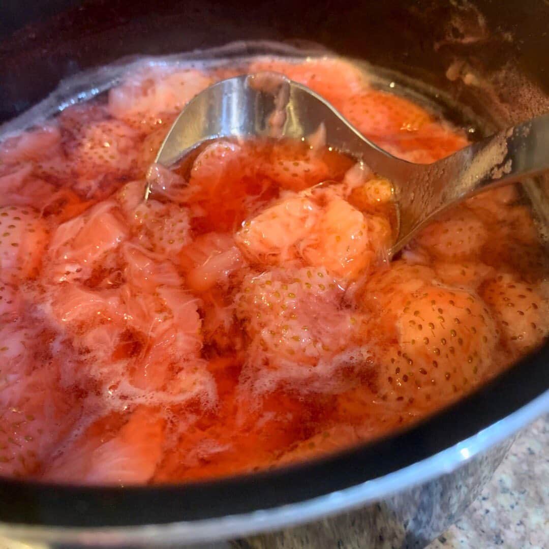 佐々木希さんのインスタグラム写真 - (佐々木希Instagram)「自家製の苺ジャム🍓 苺とお砂糖のみで作れるから簡単。 我が家は、きび糖を。 家にてんさいもあるから、次はてんさい糖で作ろうかな！ よくヨーグルトにかけて食べてるのですが、美味しいです♡ 瓶詰めしたかったけど無かったので、食べ切れない分はジップロックに入れて冷凍しました。 が、その冷凍した分ももう無くなりそう。笑  #苺ジャム #希んちのごはん」5月7日 20時24分 - nozomisasaki_official