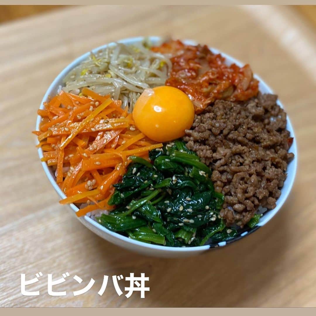 鮫島彩のインスタグラム：「・ ・ 最近のお昼ご飯🍴 ・ ・ 丼‼️どん‼️ドン‼️ ・ ・ #トレーニング後の一杯 #丼もの他に何があるかな🤔 #アスリート飯 #食事だけでは勝てないけれど #食事で負けることはある」