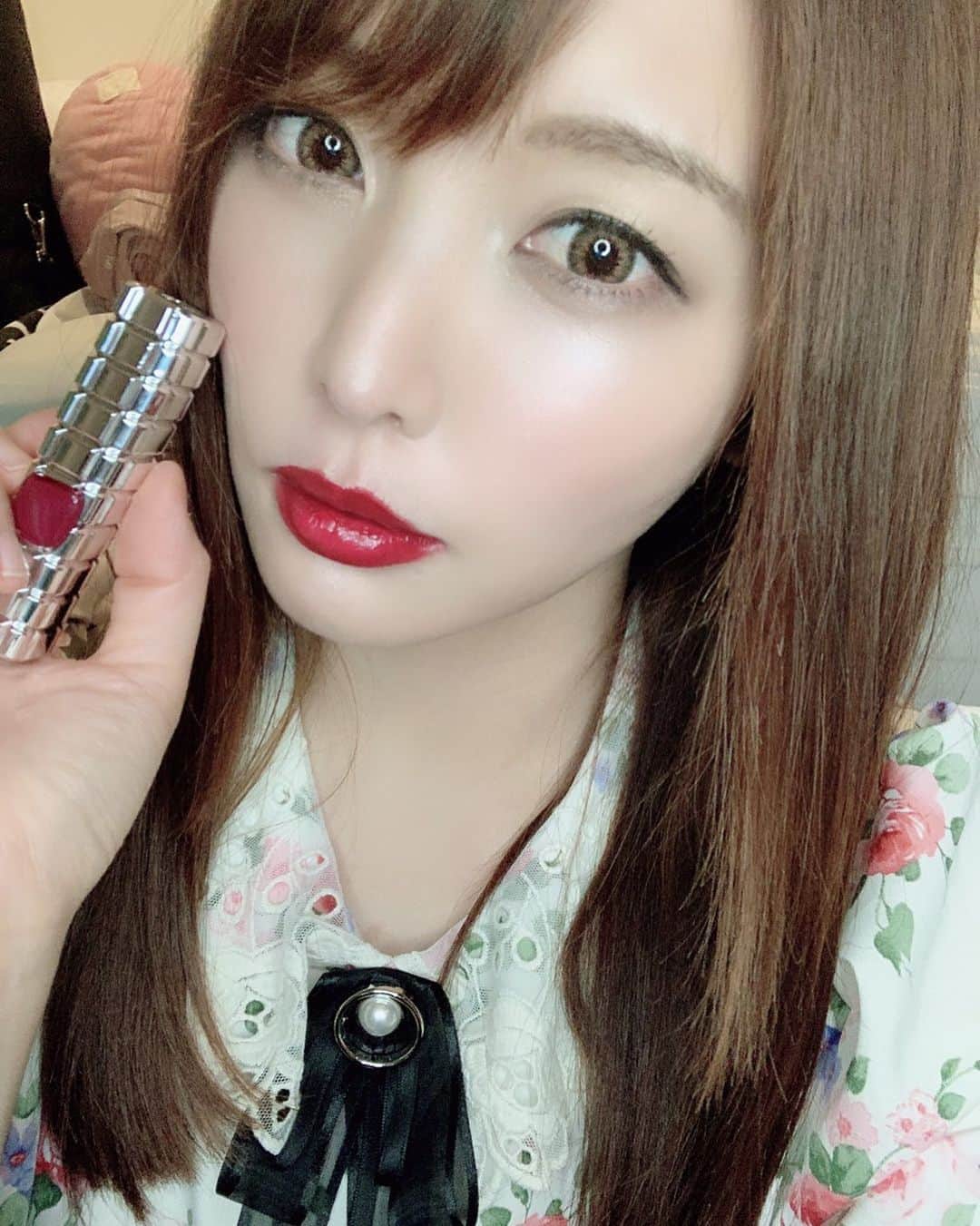 新村あかりのインスタグラム：「美容院行って縮毛矯正してきた！！やたー！！！ 口紅はロレアルパリのシャインオン907 めちゃ発色よき。画像より色は暗めかな〜でも時間たつと皮がめくれてしまった、、まぁ仕方ないか😅  #ロレアルパリ #ロレアルパリシャインオン  #rolealparis」