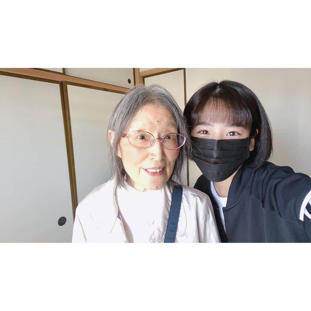 仲川遥香さんのインスタグラム写真 - (仲川遥香Instagram)「大好きだよおばあちゃん👵🏻❤️ Love you grandmother👵🏻❤️ #indonesia #jakarta #grandmother #80yearsold #love #stayhome #dirumahaja #harukanakagawa #ジャカルタ生活 #インドネシアタレント #おばあちゃん #80歳 #おうち時間 #仲川遥香」5月7日 20時27分 - haruuuu_chan