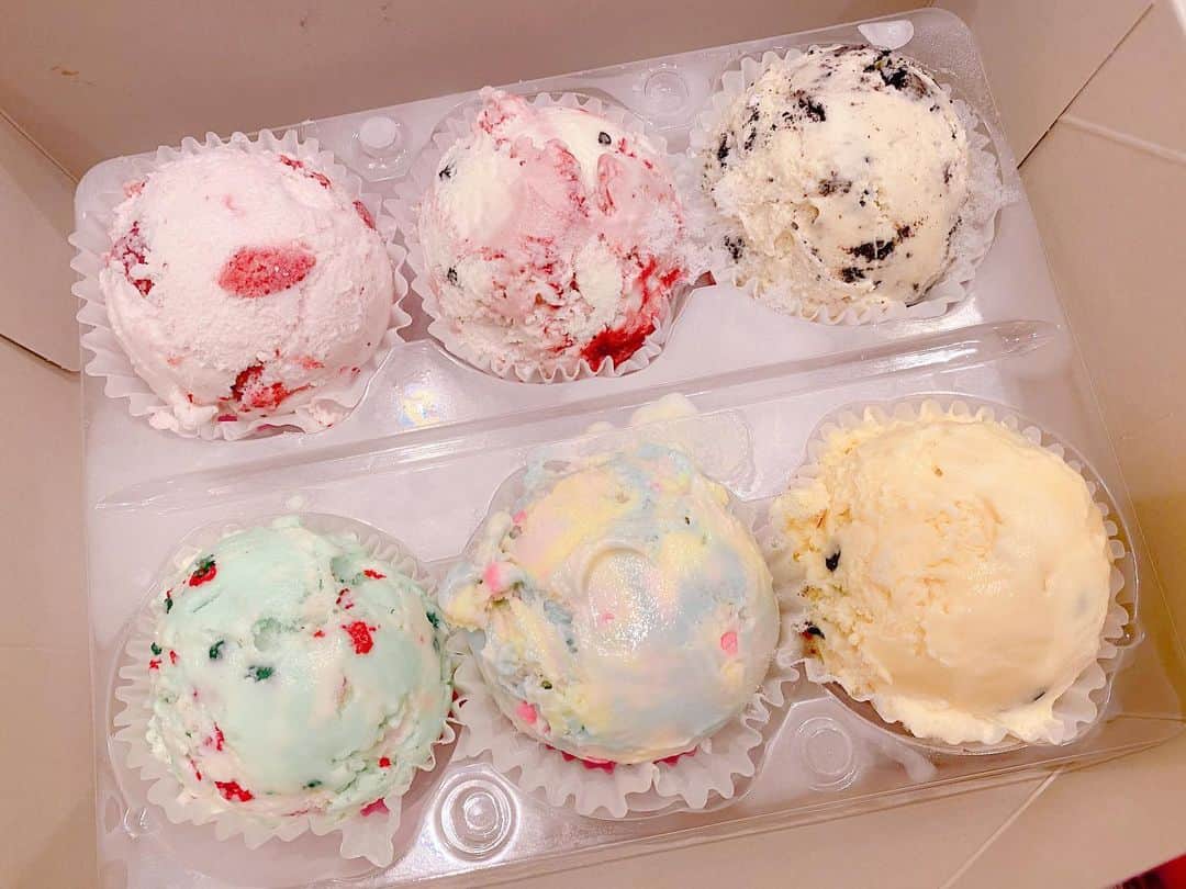 根岸愛のインスタグラム：「🍨💗🍨 サーティーワンで おうち時間を彩ってます。 冷凍庫で冷やして 少しずつ食べてる😚💕 #31 #baskinrobbins #icecream #stayhome #サーティーワン #サーティーワンアイスクリーム #おうち時間 #アイス」