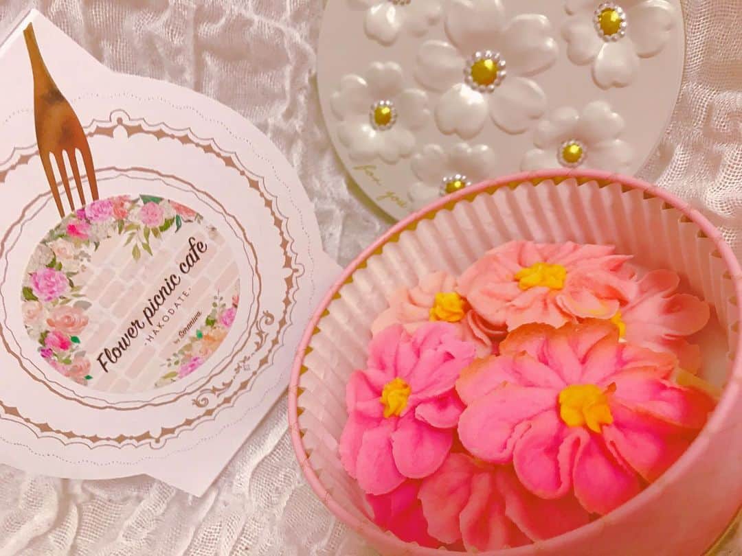 椎名あつみのインスタグラム：「スペシャルかわいー お菓子いただいたの🥰❤️ 一生かざっていたいけど たべなきゃいけない。。 かわいーもったいない😡😡💓 1mmずつくらい ゆっくりたべよーー😊😊⭐️ あとおまけのじどり。😢 #お菓子  #自撮り」