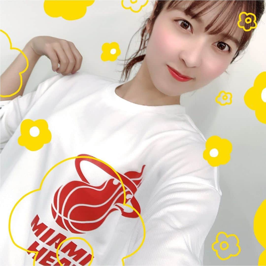 山下耀子さんのインスタグラム写真 - (山下耀子Instagram)「DAILY9Nextで着せてもらった ヒートのTシャツが好評で嬉しい！！ 夏でも着やすい生地だからおすすめのおすすめ🥺 また日曜日が近づいてきてるぜえぇぃ🤟🏻🤟🏻🤟🏻 . 楽天のNBAZONEというアパレルショップで買えるそうです。 数量限定だからもう少なくなってきてるけど🥺 . #NBA #DAILY9Next #もよこと早織と耀子とRikutoAF #MiamiHeat #マイアミヒート」5月7日 20時35分 - twinkleyesy