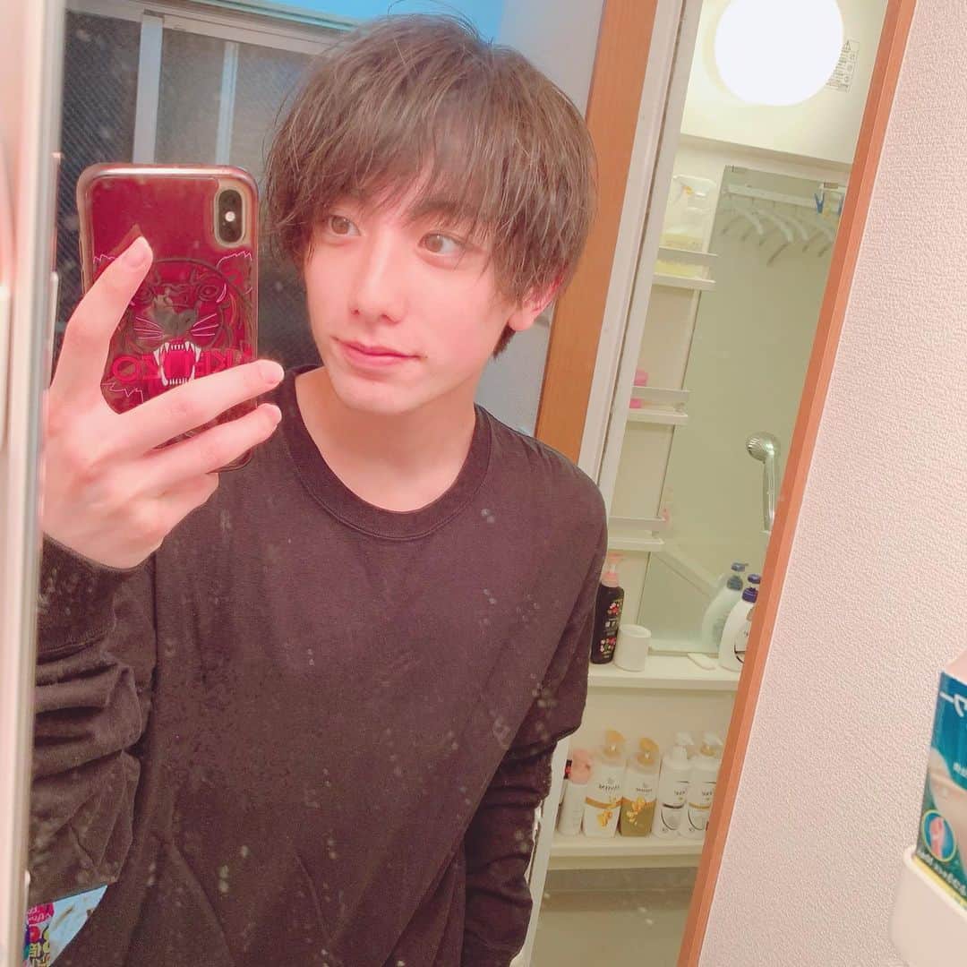 小西詠斗のインスタグラム：「髪セットをしてみた💁‍♂️ 鏡が汚いのは🙊で！笑 #おうち時間」