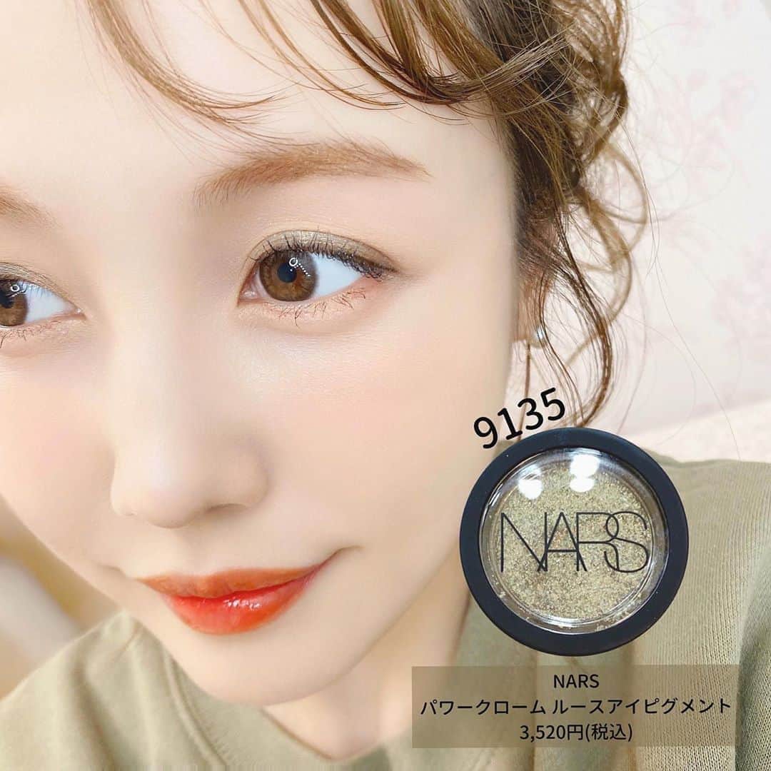 のインスタグラム：「#今日のメイク 💄✨﻿ ﻿ ﻿ ﻿ 5月になってから﻿ お出掛けしたくなる暖かさで﻿ お天気もぽかぽか☀️﻿ ﻿ 私はゴールデンウィーク中は﻿ しまったまま使わずにいたコスメ達を﻿ 引っ張り出してメイクの練習をしています✍🏻﻿ ﻿ ✔︎NARS﻿ パワークローム ルースアイピグメント﻿ 9135  3,520円(税込)﻿ ﻿ カーキは肌色がくすむから避けていたんだけど﻿ キラキラが可愛くて手に取ってしまった﻿ NARSのメタリックなアイシャドウ。﻿ ﻿ 思っていたよりも明るめで﻿ オレンジ系のアイシャドウの上からなら﻿ くすまないから使いやすかった〜🥺✨﻿ ﻿ 粉質もしっとりしていて◎﻿ ﻿ 今日は全身カーキになってしまった🤪🤎﻿ ﻿ ﻿ ﻿ ﻿ #パワークロームルースアイピグメント﻿ #パワークロームルースアイピグメント9135﻿ #コスメ好き#コスメレポ#コスメ垢#コスメレビュー#コスメスウォッチ#コスメ購入品#新作コスメ#ナーズ#NARSアイシャドウ#メイク垢#美容垢#美容好き#今日のメイク#makeup#cosmetics#motd#화장품#化妆品﻿」