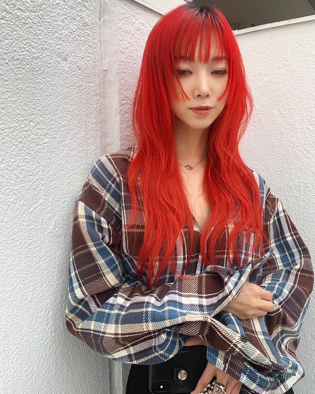 のインスタグラム：「MANHOODのYUCAさんに先月？ちょい前にマツエクつけてもらったときに撮ってもらった写真。﻿ 全部で140本つけてもらったのだけど、まだ全然残ってる。赤っぽい茶色！﻿ カラコンはなおぴすのやつ。﻿ ﻿ ﻿ ﻿ RG: @yuca_manhood_eyelash ﻿ ﻿ color : Burgundy . Garnet( @foude_eye )﻿ curl : J / I mix (上がってるまつ毛には i curl)﻿ volume : 140本﻿ _﻿ 赤茶と、更に渋みを加えた赤茶を混ぜ、カラーで存在感を出しました。﻿ カールが浅いエクステはモチが良く、取れてきたときの隙間も気になりにくいのでオススメです。﻿ ﻿ si ouxさん( @si_oux )ありがとうございました！﻿ とってもお美しい。。✨﻿ ﻿ Design by @yuca_manhood_eyelash﻿ _ ﻿ TEL.NET.DMにてご予約承ります。お気軽にお問い合わせ下さいませ。﻿ #manhood_tokyo #manhood_eye #マツエク」
