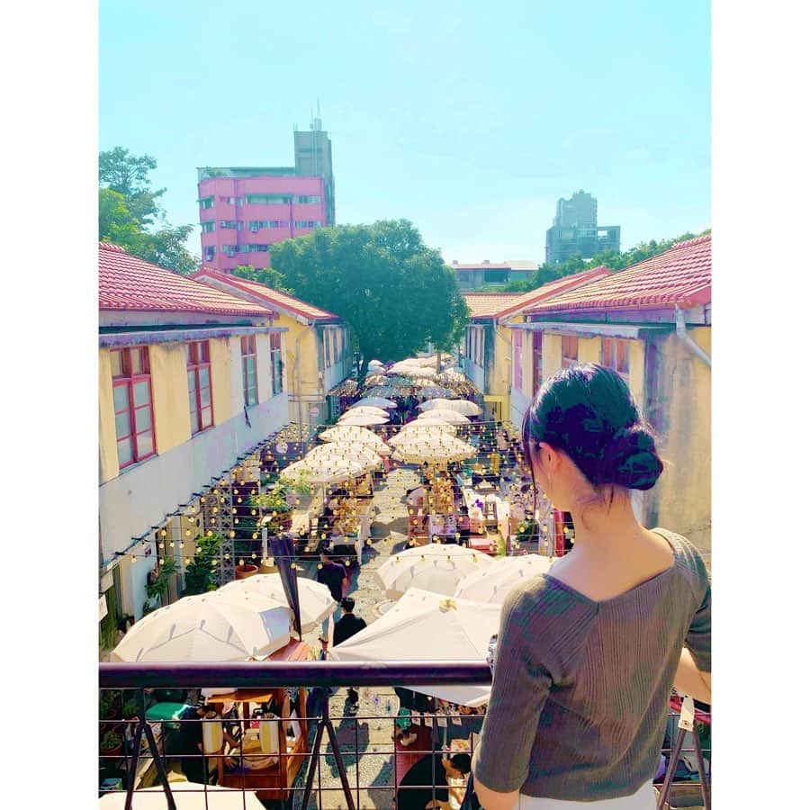 のインスタグラム：「.﻿ .﻿ こちらも台中にある#審計368新創聚落 という場所です(*´ｪ｀*)﻿ 台湾クリエーターさんの手作りの品々が売られてて雰囲気がめちゃ可愛い！﻿ ﻿ ﻿ 私が行った時はまだ明るいうちでしたが、夜になると【ビックフィッシュ】を彷彿とさせるようなロマンティックな空間に変わるんでしょうね♡﻿ ﻿ ﻿ ﻿ 美味しそうなご飯もスイーツも沢山並んでいて夢の様な場所です！！！！﻿ ﻿ #台湾﻿ #台湾生活﻿ #台中﻿」
