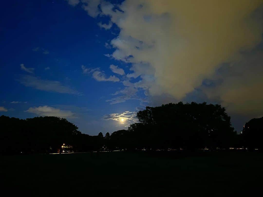 中倉隆道さんのインスタグラム写真 - (中倉隆道Instagram)「. 今夜は月がキレイ🌕 . のんびりお散歩🚶🏻‍♂️✨ . . 今日もお疲れ様でした☺️🙏 . #散歩 #夜空」5月7日 20時55分 - ryudo.tokyo