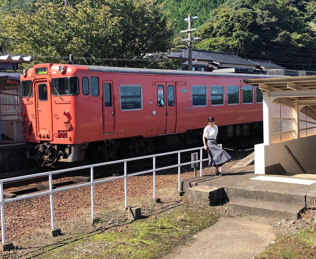 辻詩音のインスタグラム：「[おうちでエア旅行27] 今日はなんもできない日だった🚃 ふと気がつくと、いつの間にか焦燥感を感じてるし、どっと疲れてる。 でも、これで当たり前なんだ。今は世界中がみんなそうだから。 これでいいんだよね。 今日は日記を書こう📗 自分に余白を与えた分たけ、自分が喋り出してくれる。 (何にも続けられないから、日記は書きたいときだけ書くスタイルにしてる📖) . . [🏰スケジュール🏰] 土曜日22:00〜#ラジオ夢中夜 日曜日23:00〜ドラマ 「リモートガール」 どちらも辻詩音のYouTubeで放送中だよ📺遊びに来てね！アーカイブも公開中！  #辻詩音 #豊岡 #兵庫 #豊岡旅行 #鎧駅 #tsujishion #music #singersongwriter #兵庫旅行 #山陰海岸ジオパーク #山陰海岸世界地質公園 #ジオパーク 跡 #ひとり旅女子 #日本旅行 #japantravel #わおじお」