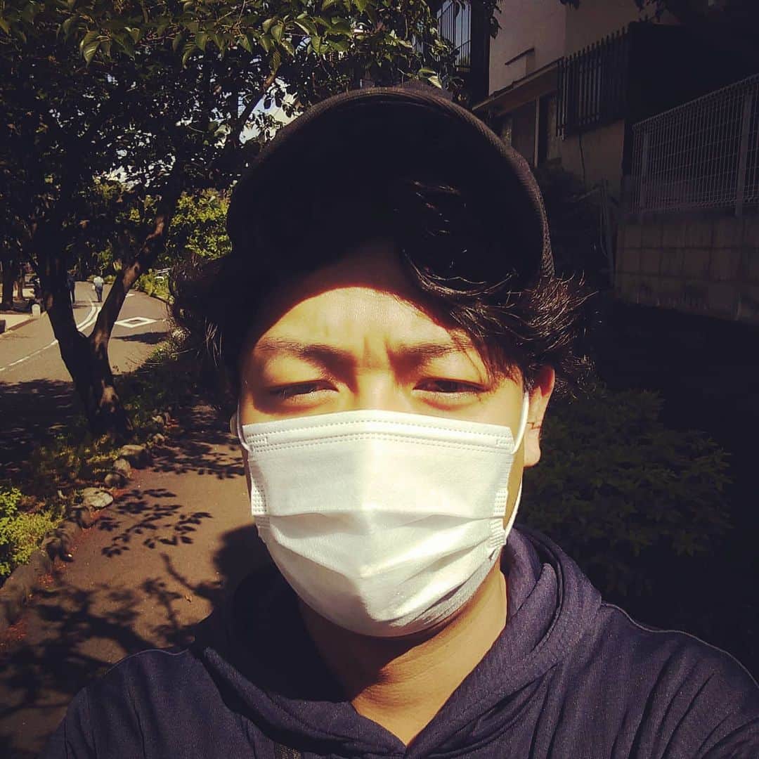 中村昌也のインスタグラム：「休みです。。。 仕事以外は家に居るので、買い物の為、外に。。。 天気が良いが、、、遊びに行きたい…… 今は我慢。。。 買い物早く終わらして、家に帰ろう。。。 #stayhome」
