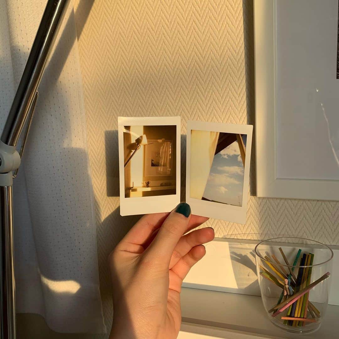 志田彩良のインスタグラム：「・ 自分の部屋に入ってくる光とベッドから見える空が とっても好きです。 最近はカーテンも窓も全開で日向ぼっこをしたりしています。  今日はお天気が良かったので ベッドシーツとお布団を洗って マットレスも天日干しをして 掃除機かけて床も壁も隅から隅まで拭いて すっきり！！な一日でした。 早起きして朝から動くのは気持ちが良いですね☀️」