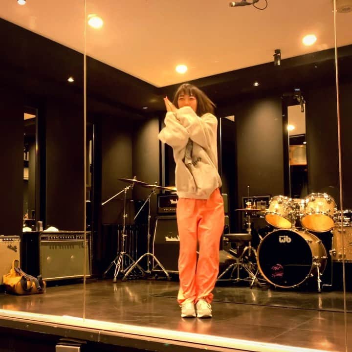 Asuka Fujimoriのインスタグラム：「💫🍞👽Hug❤️🎵💫 @sorane_c6c @kojikoji__i2  ただLoveが溢れるよ今夜💕 てかLoveで満たそうよ今夜💕 えぇこれまたかっわいい曲やなぁ🤦🏻‍♂️🍯💕 #hug#空音#kojikoji」