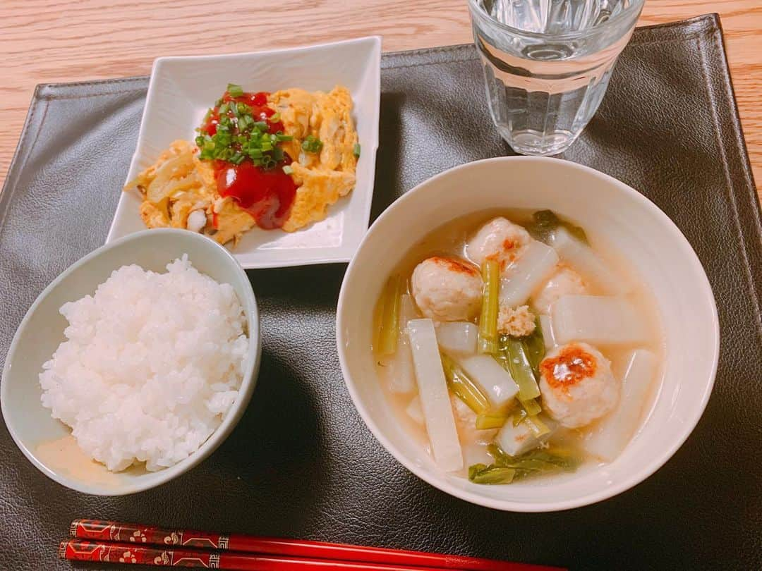 川谷修士さんのインスタグラム写真 - (川谷修士Instagram)「パパ晩ご飯 今夜もオイシックスさん。説明書通りに作れば美味しいご飯のできあがりです。助かってます。mainの肉団子と大根のやつは優しいお味で幸せな感じでした。sideの和風オムレツは子供達にも「美味しい！」と評判でした。ありがとうございます。オイシックスさん、いや、笠原将弘先生！ #晩ご飯 #おとん #作る #オイシックス #kit #笠原流肉団子と大根の旨とろ煮  #ボリューミー豆腐入り和風オムレツ  #笠原将弘　先生 #2丁拳銃 #川谷修士 #ボリューミー #下唇 #やかましわ」5月7日 20時57分 - 2chokenju_shuji