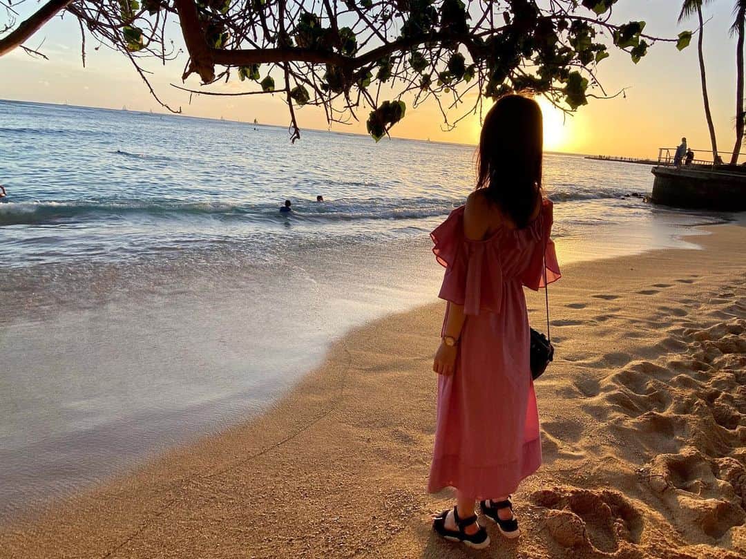 梅本静香のインスタグラム：「早く元の日常に戻れる時がくるといいな。﻿ ﻿ 今は自粛頑張って、終わった時は我慢したこと﻿ 楽しみましょう😆﻿ ﻿ 旅行行った時の写真見てテンション上げる😢﻿ ﻿ ﻿ ﻿ ﻿ ﻿ ﻿ #Hawaii #trip #Waikiki #Honolulu #Aloha #sea﻿ #ハワイ #ワイキキビーチ #ハワイ旅行 #ワイキキ #女子旅 #海外旅行　#海」