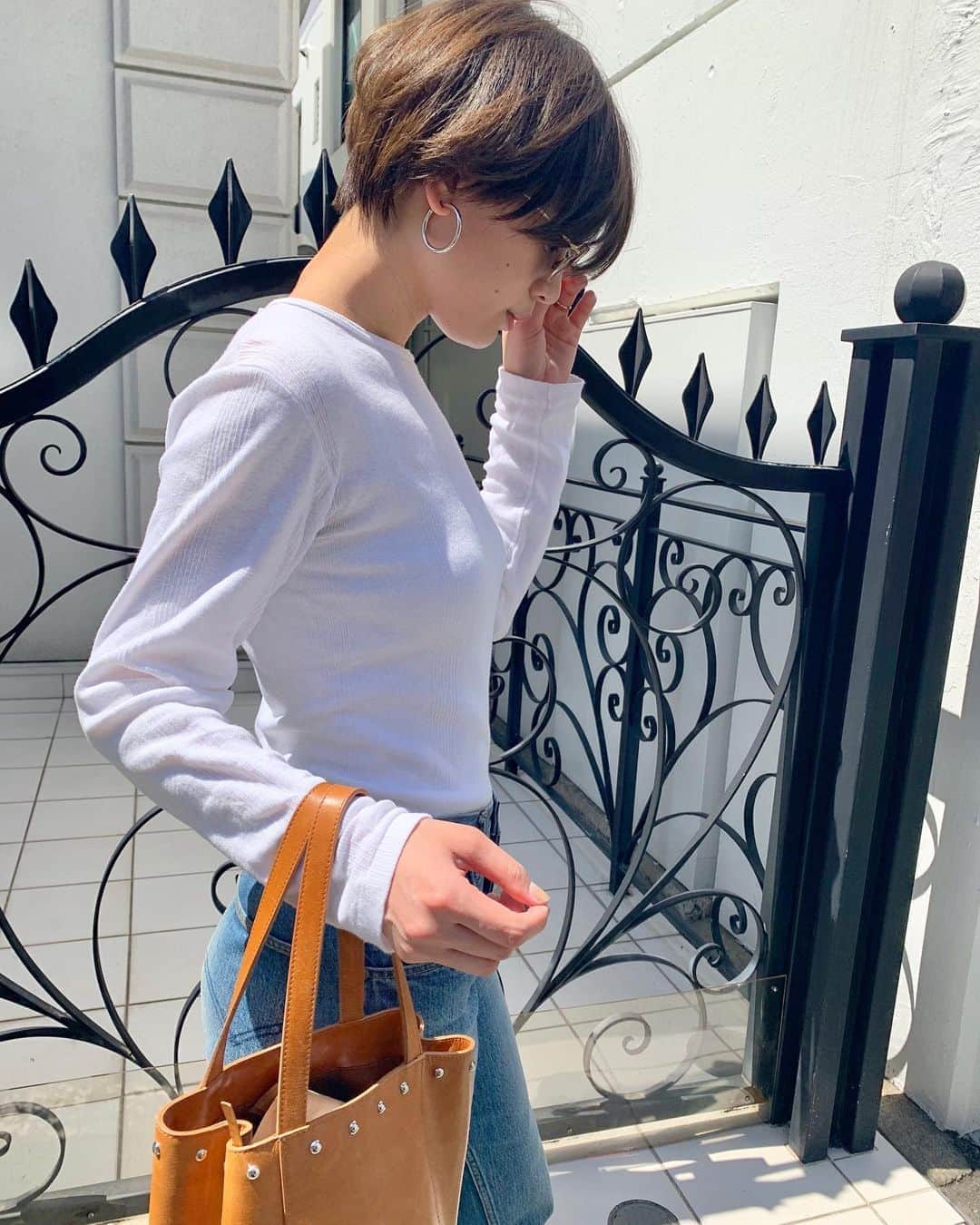 石川瑠利子のインスタグラム：「﻿ 今日みたいな、お天気のいい日にはシンプルなトップスにデニムコーデがいいよね🙆🏻‍♀️💕﻿ ﻿ ﻿ #fashion #code #ayame #used #denim」