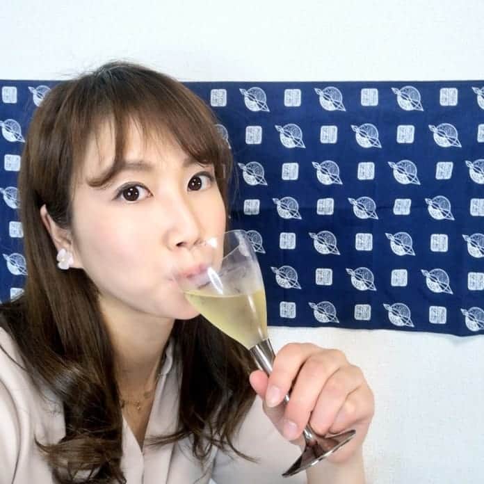 石川奈津紀さんのインスタグラム写真 - (石川奈津紀Instagram)「【WAKAZEさんの仏産日本酒🥂】 * 100%フランス産の原料で造られた @wakaze_france の初めての日本酒🍶💓 その名も 「KURA GRAND PARIS 1st VINTAGE」を いただきました。 白麹で爽やかな柑橘系の酸味があって初夏にぴったり✨ あっつーーい日に飲みたい！ キリッと冷やしてワイングラスでいただくと 手が止まらなくなります…😂 飲んでるうちに暑くなって 温度が上がってきてしまったんだけど、 これはこれでおいしい！ フルーティーさが一気に口にひろがる～😍！ こんどはあまーい果物！熟れ熟れ！🍌🍈🍑これも好きだ😳 もう、ほんとにすいすいあいてしまって大変。 15日発売のものとはロット違いだそうで、そちらも予約したので飲み比べが楽しみです😊 去年取材したのがなつかしい💓💓 * ちなみに、YouTubeでリポしてますので そちらもよかったらごらんください！ プロフィールから飛べます✈️ * @wakaze_japan #WAKAZE #日本酒 #日本酒🍶#日本酒好き #日本酒好きな人と繋がりたい #日本酒女子 #sakemake #japanesesake #sake #ポン酒タグラム #日本酒ナビゲーター #唎酒師 #ごちそうさまでした #おうち飲み」5月7日 21時00分 - natsukiishikawa1011