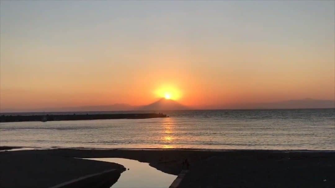 のインスタグラム：「先日三浦半島西側近くに住んでいるスタッフが海岸から撮影したダイヤモンド富士（ちょっとずれてる）。三浦の美しい景色を見ると心が洗われます✨  #夕焼け #富士山 #夕日 #富士 #夕陽 #夕暮れハンター #サンセット #ダイヤモンド富士 #夕景 #けしからん景色 #空が好きな人と繋がりたい #夕暮れの空 #田舎の風景 #いつかの空 #ファインダー越しの私の世界 #東京カメラ部 #風景写真 #自然写真 #mtfuji #igで繋がる空 #横須賀市 #三戸浜海岸 #三戸浜 #三浦 #マホロバ #三浦半島 #maholovaminds #マホロバマインズ #三浦海岸 #マホロバマインズ三浦」