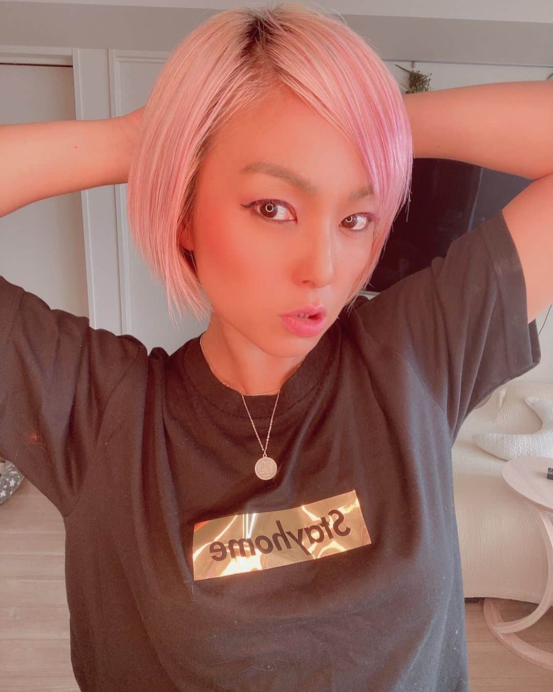 Nazukiのインスタグラム：「✨ 𝓢𝓣𝓐𝓨 𝓗𝓞𝓜𝓔 ✨  可愛いお家Tee😊👍. ・  Design stylist @takuto_satoyama ・ 👏🏻👏🏻👏🏻👏🏻👏🏻👏🏻 ・  #stayhome #tee #部屋着 #おうちですごそう」