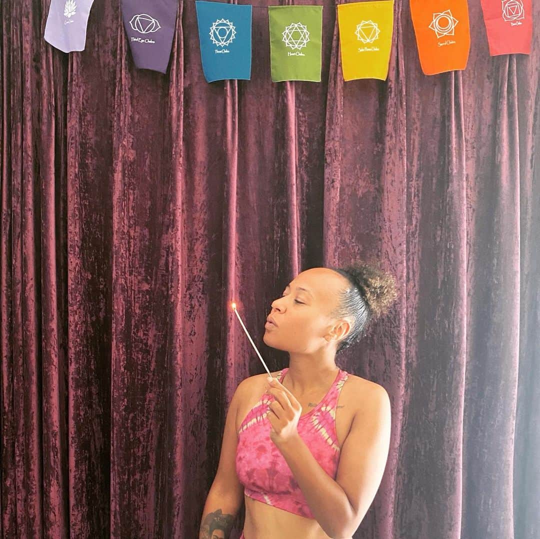 Emeli Sandéのインスタグラム：「Setting the mood 🧘🏽‍♀️ peaceful mind peaceful heart 💓」