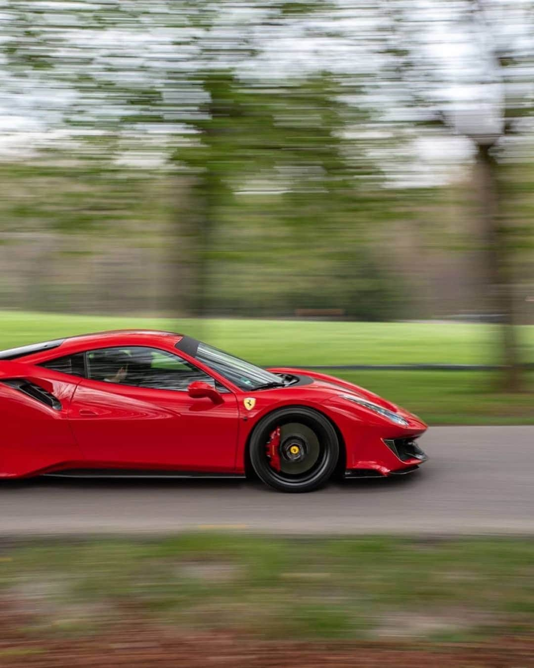 CARLiFESTYLEさんのインスタグラム写真 - (CARLiFESTYLEInstagram)「Can you name the color of this Ferrari 488 Pista? Photo by @j.b_photography #carlifestyle #488Pista」5月7日 21時05分 - carlifestyle