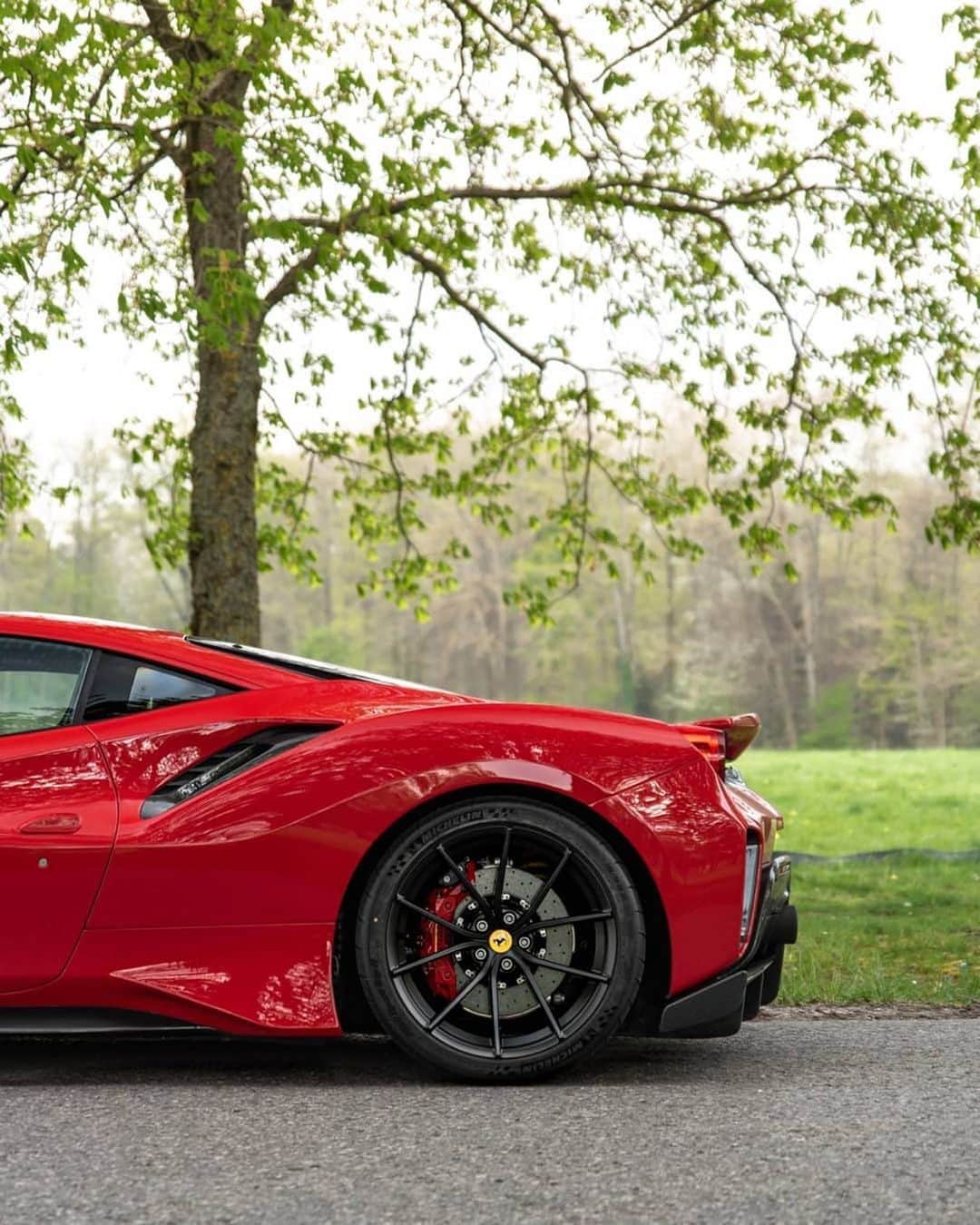 CARLiFESTYLEさんのインスタグラム写真 - (CARLiFESTYLEInstagram)「Can you name the color of this Ferrari 488 Pista? Photo by @j.b_photography #carlifestyle #488Pista」5月7日 21時05分 - carlifestyle