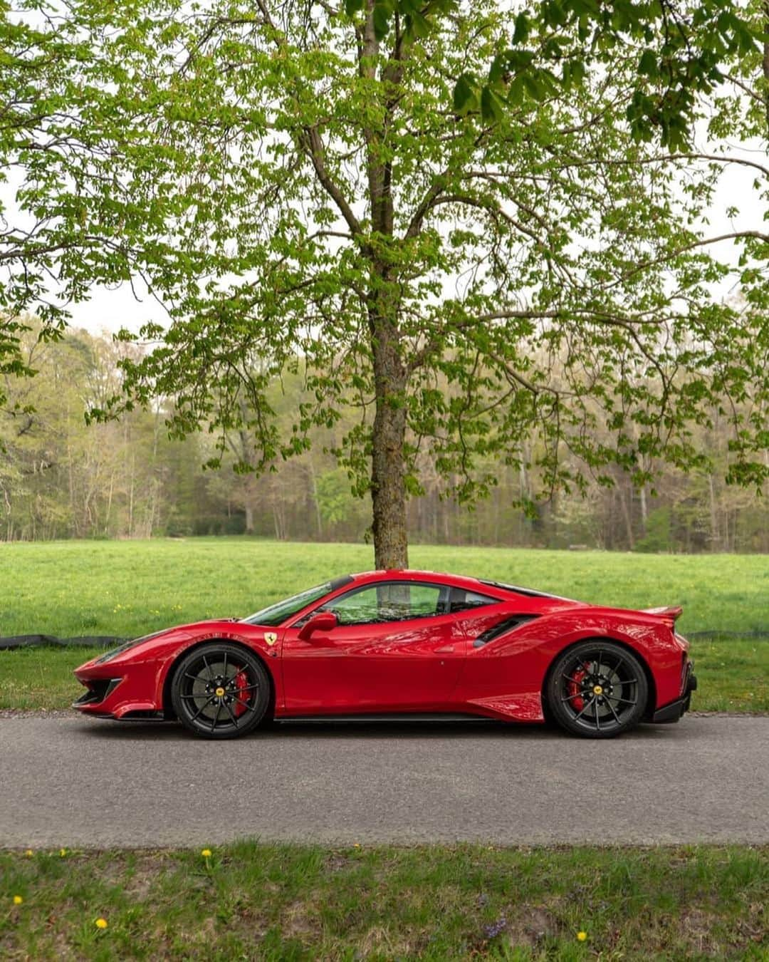 CARLiFESTYLEさんのインスタグラム写真 - (CARLiFESTYLEInstagram)「Can you name the color of this Ferrari 488 Pista? Photo by @j.b_photography #carlifestyle #488Pista」5月7日 21時05分 - carlifestyle