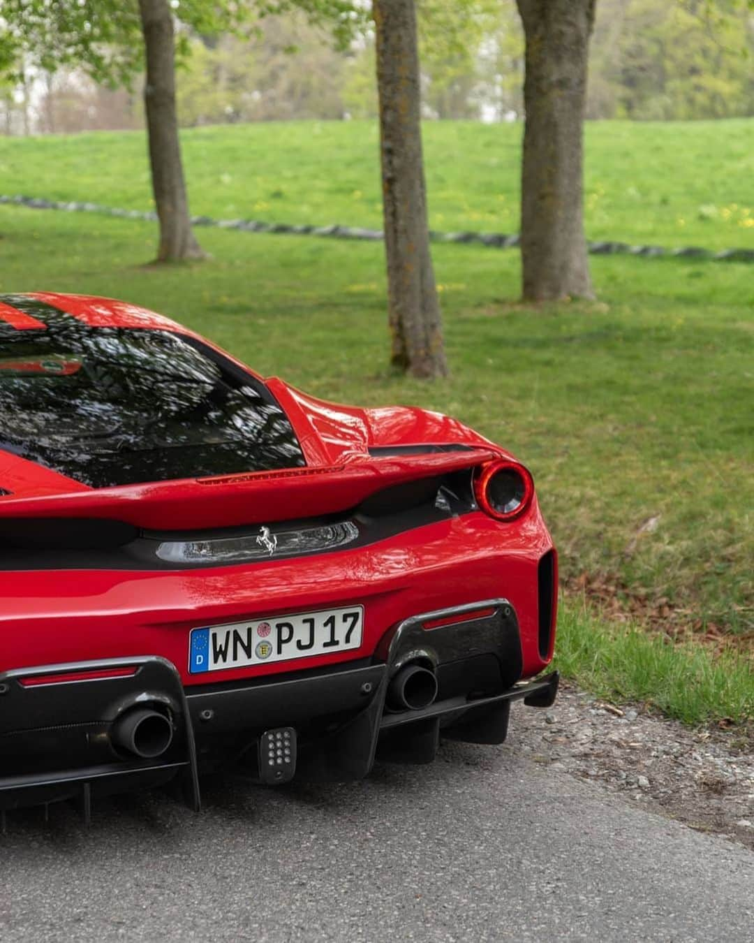 CARLiFESTYLEさんのインスタグラム写真 - (CARLiFESTYLEInstagram)「Can you name the color of this Ferrari 488 Pista? Photo by @j.b_photography #carlifestyle #488Pista」5月7日 21時05分 - carlifestyle