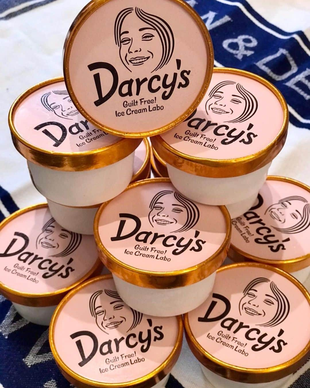 桂依央利のインスタグラム：「@darcys.shop のアイスを買ってみました🍨 いちごソルベ🍓と チョコミントココナッツミルク🍫🥥の2つにしたんですが、 乳製品も白砂糖もグルテンもトランス脂肪酸も不使用で、もちろん添加物や保存料も一切なしなのでぼくにぴったり💯 何よりめっちゃ美味しい🙆🏻‍♂️ おうち時間の楽しみがまた増えました👏🏻 #桂依央利 #中日ドラゴンズ #darcys #darcysice #ダシーズ #ダシーズギルトフリーアイスクリームラボ #アイス #ギルトフリー #グルテンフリー #松本薫 さんのアイスです🍨 #おうち時間 #🏠❤️ #🤓 #stayhome #staysafe #staypositive #🍨 #🥥 #🍫 #🍓」