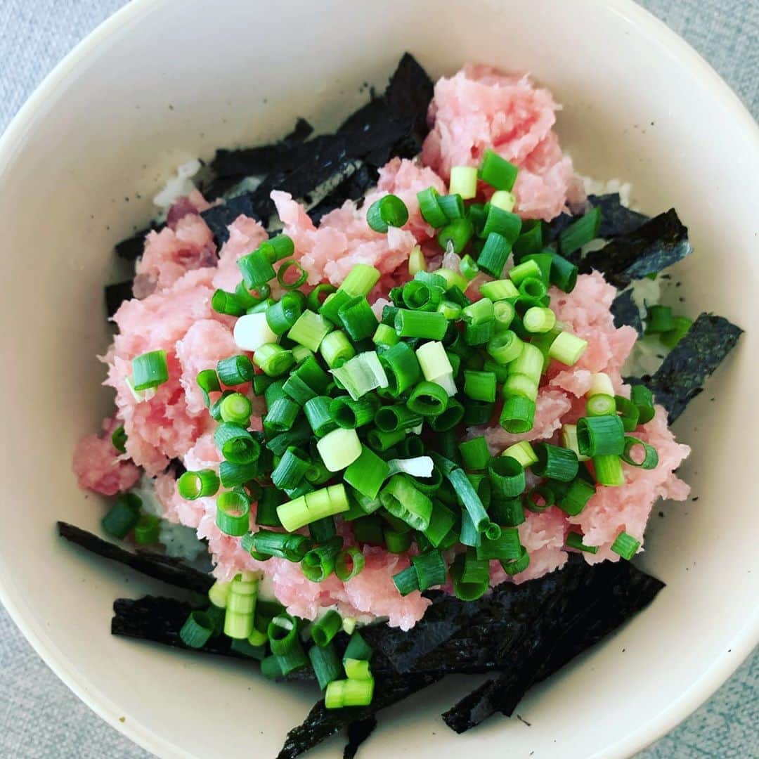 三森すずこのインスタグラム：「NEGITORO 今日は朝からネギトロ丼！ ネギトロの下にとろろも入れたから、ネギトロトロロドン！！ #mimomeals #みもみーる」