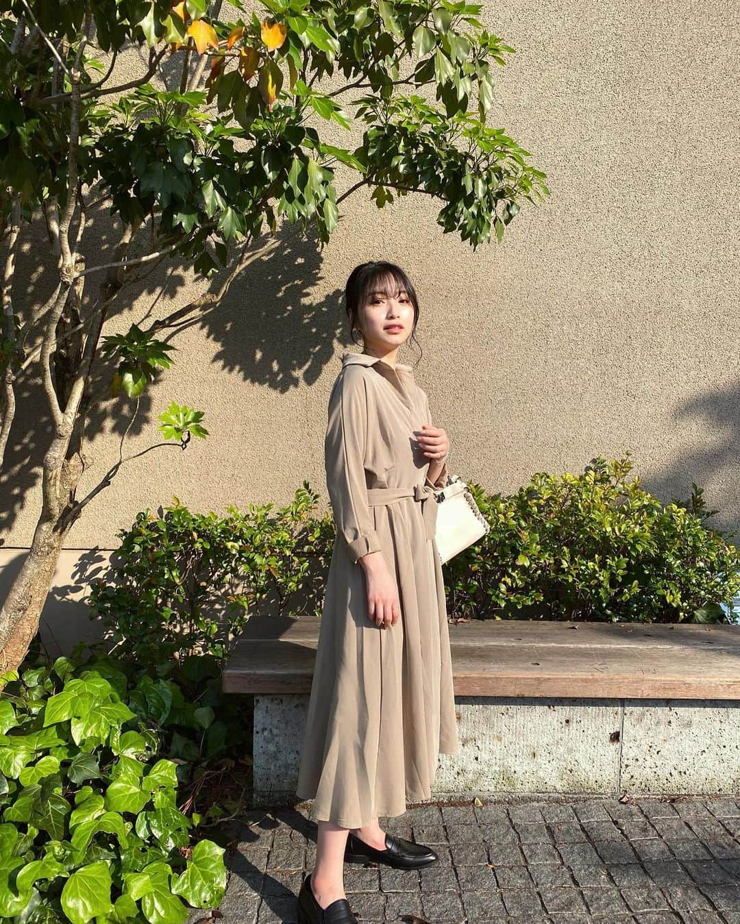 永井理子のインスタグラム：「たまには綺麗めなお洋服きたいなぁ☺︎ このワンピースは自然に肩落としたデザインになるところが抜け感をだしてくれる👌🏻 . . .  #fifth#fifthtl#フィフス#スキッパーカシュクールワンピース#ワンマイルコーデ @fifth_store」