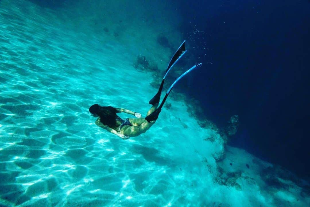 福田朋夏さんのインスタグラム写真 - (福田朋夏Instagram)「いつもなら、この時期はトレーニングに励んで何処かの海で深く潜ってて、もっと深く深く...と考えている所だろうけど、この状況になって、初めて家での生活をこんなに長く楽しめるなあ✨とリセットできて、家時間がとても充実しています。 深い海も、お家も同じくらい大好きです🐬🏠💗 #freediving #deensbluehole #apnea @alchemy_hellas」5月7日 21時14分 - tomoka_fukuda