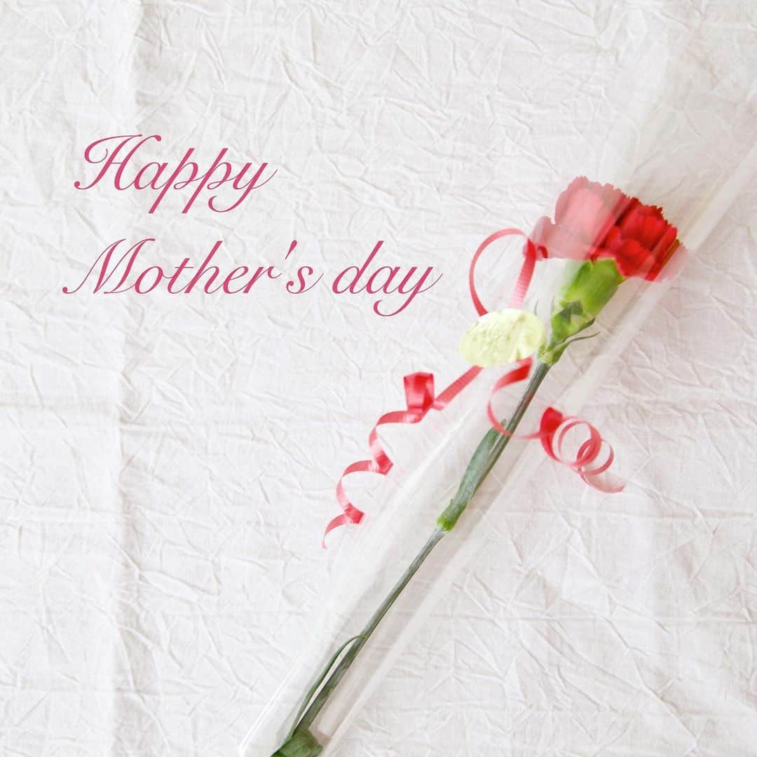 オルフェス（ALFACE+）のインスタグラム：「Happy Mother's day❤️﻿ ﻿ もう少しで母の日ですね🧑🏻﻿ 感謝を伝える準備をしている方も多いのでは✨﻿ ﻿ オルフェスのフェイスマスクを お花や手紙と一緒にプレゼントするのも﻿オススメです◎﻿ ﻿ #オルフェス #スキンケア #フェイスパック #シートマスク #ながら美容 #時短美容 #フェイスマスク #パック #mothersday #母の日 #カーネーション #潤い #美肌 #メイク #コスメ #ベスコス #コスメ好き #スキンケア #おうち時間 #おこもり美容﻿」