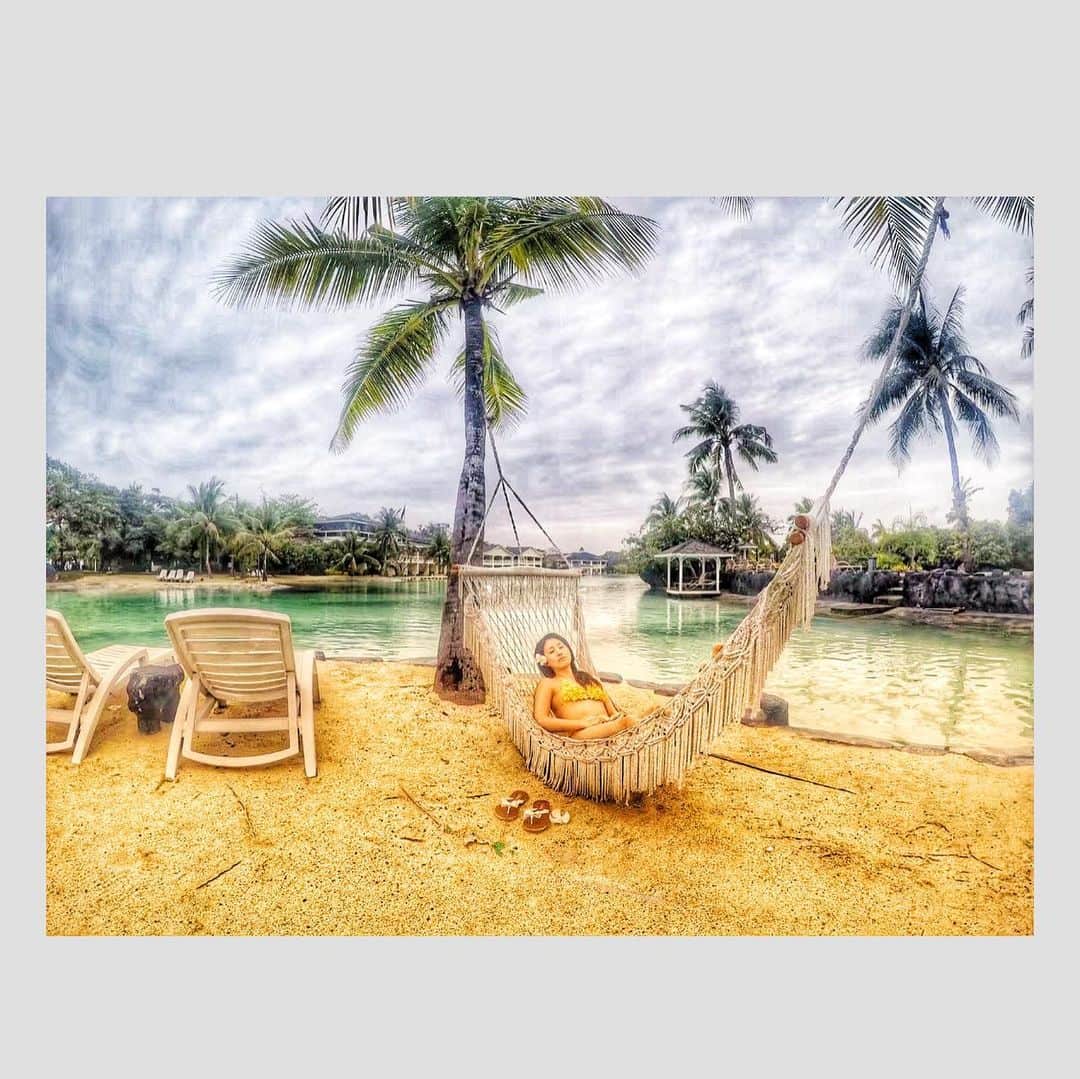宇田恵菜さんのインスタグラム写真 - (宇田恵菜Instagram)「Back to me memories 7. Philippine Cebu 🇵🇭please check #Ena_trip ☀️☀️ このコロナ、お出掛け出来ないので、今まで行った国の街で素敵だった所を紹介します✈️ 第七回は、フィリピンはセブ島✨✨✨ この時は、ザ！！！南の島旅行がしたくて、アクティビティだったり、でもビジュアルも楽しめたり、海だったりホテルだったりを楽しみたくて、セブへ！ とりあえず本当に海が綺麗！スキューバのライセンスもあるのですいすいすいーっと泳げるのです😆🌟 プランテイションベイとゆうホテルの部屋からそのままプールにいけるお部屋に泊まったのだけども、すごく素敵空間でした💋 物価も安いし、カップルとか、グループ旅行におすすめ✨ そしてマッサージもたくさんあって安いし、ご飯は安くてポーションは大きめ‼️‼️ 安価にラグジュアリーに楽しめます✨ 今年の秋はコロナ落ち着いたらメキシコに潜りにいくよー🌞 やっぱり私は海の子みたいだ😆😆 海が好き！  #phillipines  #beach #bolnou #foreverunique #水着 #シエスタ #Ena_trip #actresslife #女優　#愛媛出身　#海外旅行 #セブ島 #プランテーションベイ #goproのある生活 #gopro初心者 #リゾートホテル #5つ星ホテル  #恵菜旅」5月7日 21時17分 - ena2727