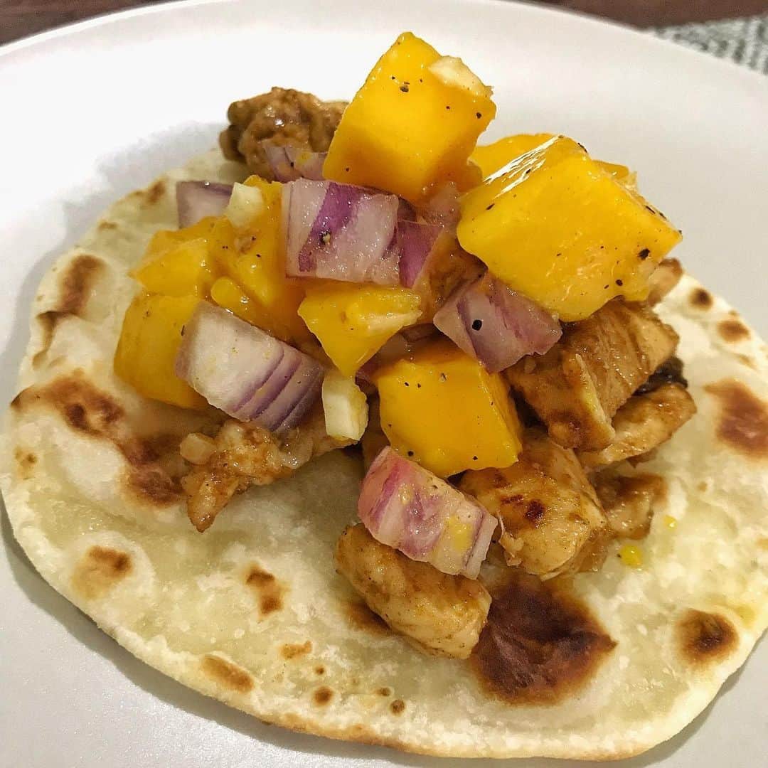 ローレン・ヤングのインスタグラム：「My labor of love 💕 Made everything from scratch- my quarantine tacos. The shell is a flatbread recipe and I’m really proud of making this for me and my family tonight 💖 Video up tomorrow!!」