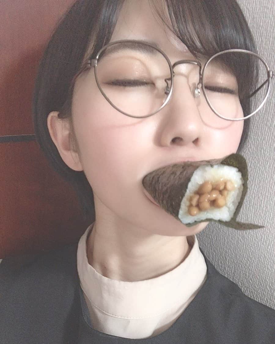 東条蒼のインスタグラム：「＊ ・ ・ ・ 今日も今日とて、納豆巻き。 ・ ・ わたしの納豆巻きランキング！ ・ 3位…セブンイレブン ・ 2位…ローソン ・ ・ 1位…ファミマ ・ ・ わたしの近所のコンビニが3件しかないので、その中でランキングをつけました。 ・ ・ ぜひ、食べ比べしてみてね！ ・ ちなみに今ローソンは、中身増量中！笑笑 ・ ・ #納豆 #納豆巻き #マイブーム #コンビニ ・ #東条蒼 #クルーズグループ #セクシー女優 #av女優 #メガネ女子 #黒髪 #ショートヘア #teamメレンゲ #followｍe #following #japan #girl #photooftheday #tagsforlikes #instalike  #台湾 #香港 #粉我 #拍照 #照片 #人像攝影」