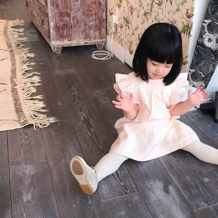 板橋よしえさんのインスタグラム写真 - (板橋よしえInstagram)「3歳5ヶ月になった娘 ・ディズニー＆ピクサー映画の「リメンバー・ミーみたいに手をつなぎたいのー」とラストのヘクターとイメルダとママココのシーンみたいにパパとママと3人で手を繋ぎたがる ・体調が悪くて横になっていたら、娘が「お医者さんしてあげるー」と言って、おもちゃの聴診器をあてて、お薬をのませてくれ「ママ、もうなおったよ」と😂ありがとう～♡ ・娘が「抱っこしてあげようか」と言って（抱っこした体で）ママをぎゅーしたあと「もう腰がいたい」って。笑 私の口グセを真似しているなあ･･･！ ・アナと雪の女王のコスメバッグがお気に入りな娘。毎日のように「ママお化粧してあげるー」と言ってマニュキュアをぬってくれたり「リップップぬってあげる」と言ってリップをぬりぬりしてくれるのですが、マニュキュアもリップも毎回はみ出しまくりです🙄 ・家の中でちょっと目を離したすきに、わたしのチークを使って顔にぬりぬり！ ふと娘を見ると、ほっぺたがまっかっかになっていてびっくり😳!!!「ママみたいにお化粧したかったの」と娘 ・その後「ママのお化粧、勝手に使っちゃだめよ。お肌に合わなくてかゆくなっちゃうかもしれないからね」と話をすると「大きくなったら〇〇（自分の名前）にもお化粧してね！」と言い、それからはちゃんと聞いてから見たり触ったりするように☺️ 毎日のように「ママ見ていい？」とコスメパレットを開いて「かわいい～♡」と言ったり「ママのお化粧のいい匂いかいでいい？」とリップの香りをかいでは「いい匂い～♡」と言ってニコーッ！としてます ・ついに洗面所の下の収納棚のドアロックを開けられるように😳 （危ないものが入っているから、ひとりで開けちゃダメだよ、と話をしたら、その後も開けずにいてくれています･･･ほっ！） ・自分でトイレに行き、用を足したあと水を流し、最後に（子供用の）便器の汚れまでふけるように！ ・ペットボトルのラベルをとって、くしゃくしゃと丸め、ちゃんとゴミ箱に捨てていた😳（キャップも収納袋に分別していた･･･よく見てるなあ！） ・服のボタンを自分で閉められるようになり「ママ見ててよー」と娘。「すごいね、自分でちゃんと閉められるようになったね！」と褒めると恥ずかしそうな、嬉しそうな、ちょっぴり得意げ🧒🏻 1人でなんでも出来るようになってきた娘。出来ないときは、大変だと感じていたことも、どんどん手がかからなくなっていくのは、それはそれで寂しいー！ ・娘を叱ると「ママ、さっきの言い方こわかったよ。優しい言い方にして🥺」と言う ・トイレで流すのを手伝おうとしたら（ついつい手伝ってしまう💦）「ママやらないで！」と娘。少し強めの口調だったので、泣き真似をしたら「ママ大丈夫だから泣かないで。気にしないでね。あした〇〇（自分の名前）と一緒に（トイレ流すのを）やろうね」と娘。娘の方が大人だ～🙄 ・ジブリの「魔女の宅急便」の影響で、傘にまたがり、キキの真似をする娘。「なんで飛べないのかなあ？ホウキじゃないとだめなのかなあ？」と言っていた🧙‍♀️🌙 ・基本はお出かけのときにしか見せていなかったYouTube。外出自粛でお家にこもっている今は、数を決めてYouTubeを見せるように。「ママ、YouTube何個みていい？」と必ず聞いてくれる娘に「今日は3つだけにしようか」と伝えると「はい、わかった～」と言って、3つ見終えると「ママはい～」と携帯を返してくれます。「〇〇（自分の名前）、ウソつかないね！」と、ちゃんと約束を守ってくれる娘が好きだっ！ ・「ママのことずーっとだいすきだから、〇〇（自分の名前）守るの！」「パパとママだーいすき！パパとママと〇〇（自分の名前）3人仲良しだもんね。ずっと一緒にいようね！」と胸がぎゅっ！となる言葉を毎日のように伝えてくれる娘🥺♡ ・パパと娘が2人でいたとき、初めてキャンディの（15周年）イベントのDVDを見た娘。パパが「ママが作ったお洋服のショーなんだよ」と伝え、キャンディのショーを見せると、ショーを見ながら踊っていたらしい（生で見たかった！）そして、チェックのフリルのお洋服がたくさん出てくるところで「〇〇（自分の名前）、これ着るー！」と言い、最後にママが出てきたら「ママー♡」と喜んでいたらしいです。 「ママの作ったお洋服かわいかったねー」「ここから（太もものあたりを指して）パンダでてたねー！」「カエラちゃんも梢ちゃんも夏帆ちゃんもAMOちゃんも出てたーっ」ととても楽しんで見てくれたようです･･･嬉しい😢 またショーやイベント、出来ると良いな。いつか、娘にも見せてあげたい！ ・ぬいぐるみを抱っこして「ありがとうっていってごらん」「こっちにおいで」「おなかすいたの？食べさせてあげるわ」などお姉さん風を吹かせている😂 ・ある日「ママのおなかの中でくるくるーってまわってたの」とお腹の中にいたときのことを教えてくれました😳❤️ ・「ばいきん早くなくなったらいい」「保育園いきたいの」 「ばいきんなくなったら、ディズニーランドもピューロランドも行こうね。楽しいところ、たくさんおでかけしようね！」と娘。 早く子供たちが安心して遊べる日々を取り戻せますように･･･ #3歳 #3歳5ヶ月 #娘の成長記録✏️_yoshie」5月7日 21時19分 - candy_yoshie