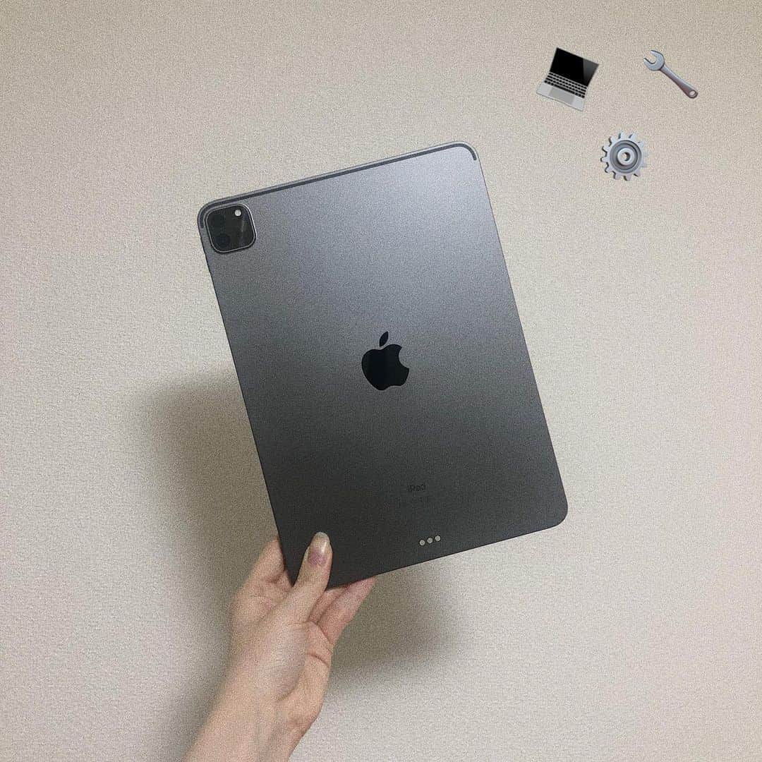 てぃーみきのインスタグラム：「iPad proを買いまして🤲 #気分は最高 #だがしかし #画面保護シート買い忘れて #指紋べたべた #やっちまったぜえええ」