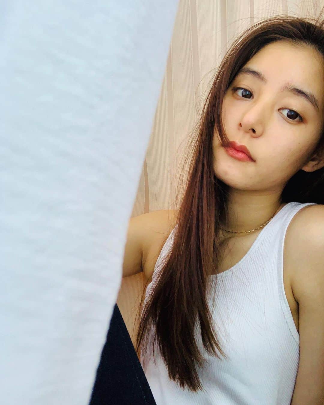 新木優子さんのインスタグラム写真 - (新木優子Instagram)「リップと眉毛でなんとなくこんな感じに💄 #静電気はニュアンスということで🤷‍♀️✨」5月7日 21時26分 - yuuuuukko_