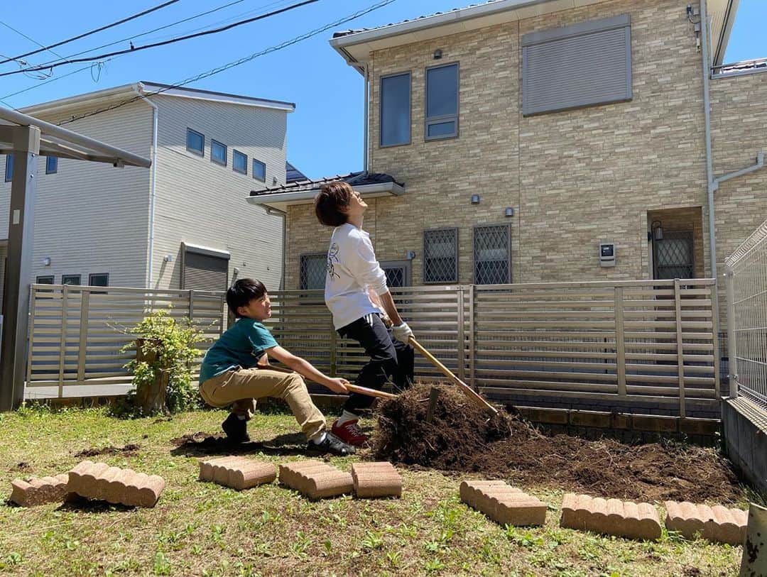 長島涼平のインスタグラム：「これだけはやるまいと思っていた家庭菜園についに手を出すことにしました。  まず芝生を剥がす作業が過酷すぎたので、全てなかったことにして明日になったら元通りに戻ってないかな。  #家庭菜園 #芝生はがし #腰砕けちる #大きなカブのそれ #涼平ファーム」