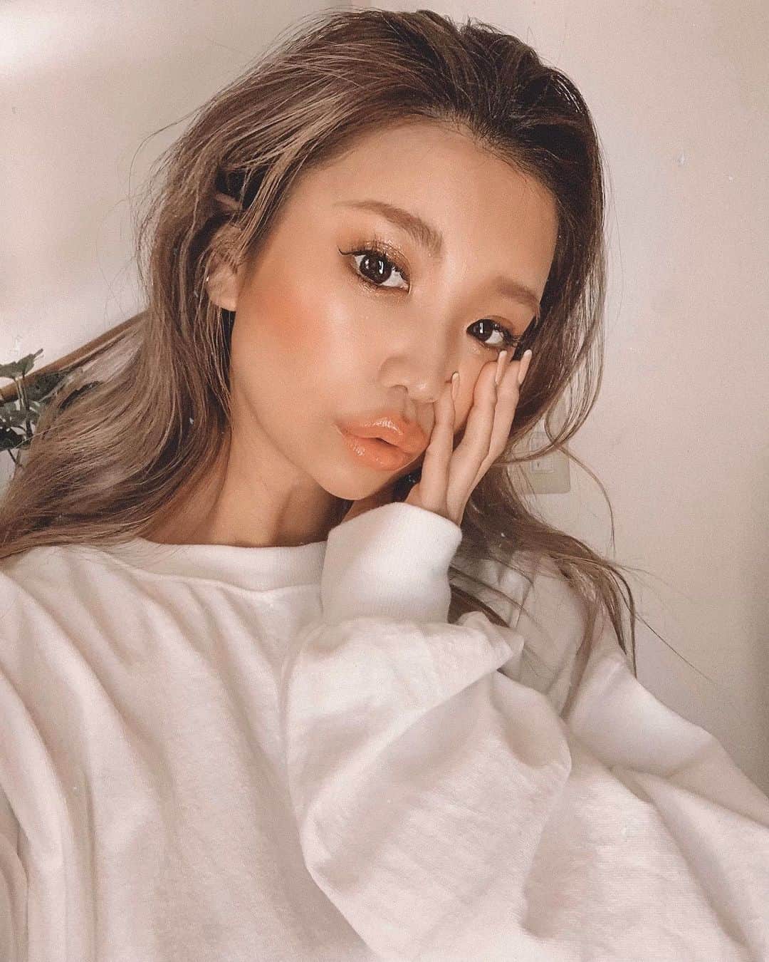 ✷kana✷のインスタグラム：「🍊🌟🌼✨ . . 用もないのに新しい化粧品試したくて メイクしました💄(ボサ髪はスルーで) 私がこだわるのはベースメイクだけ笑 とくにツヤ肌ハイライトがだいすき。 . また良かったものシェアしますね✨ . #美容院いきたすぎ #きょうも裸眼です #ポーズうざめ」