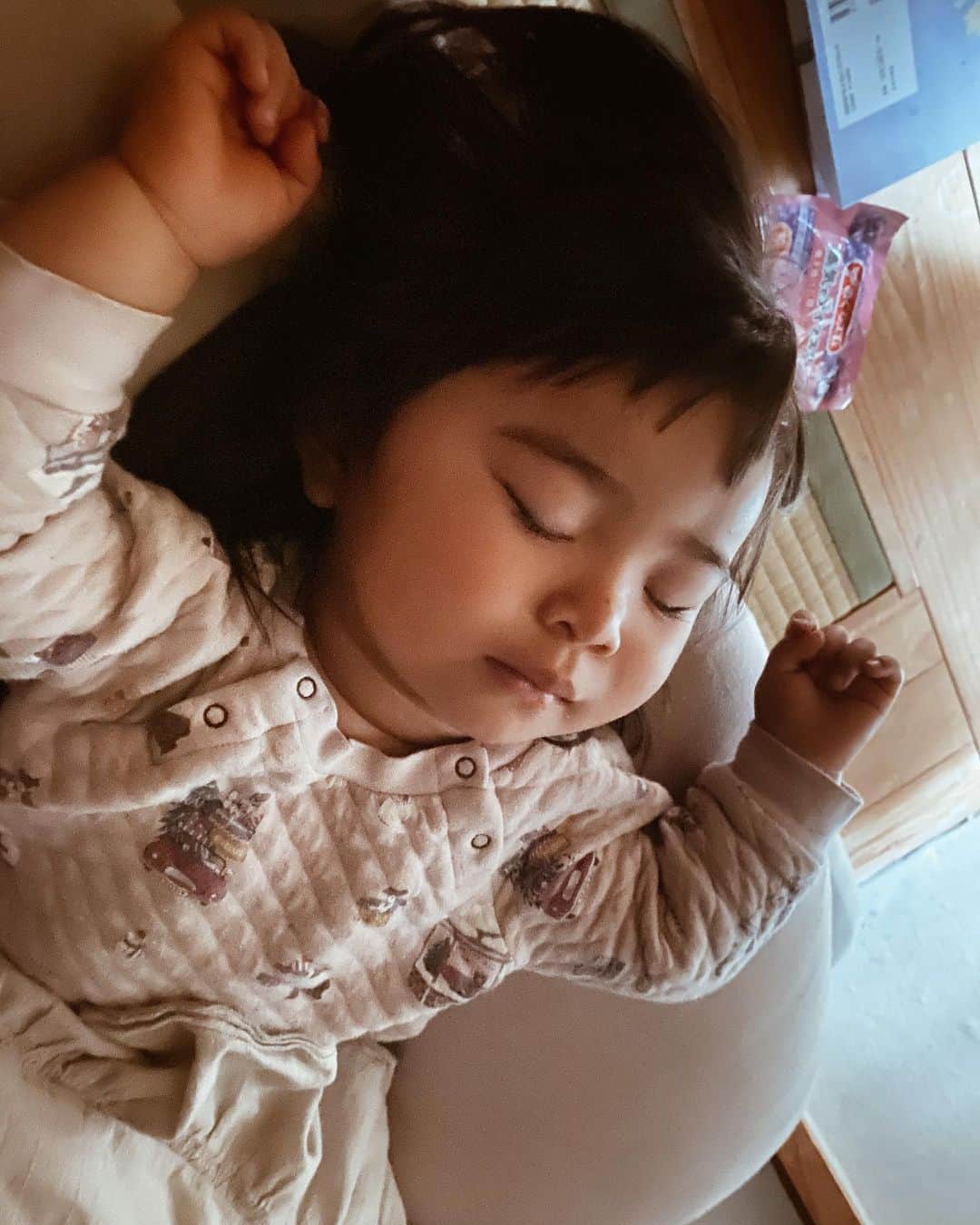 クロさんのインスタグラム写真 クロinstagram 天使の寝顔 私も子供の頃は両手を上げて寝るタイプだった これは赤ちゃんあるある それとも遺伝 未だにたまに両手あげて寝たりしちゃう 寝顔にキス 寝顔の口の匂い嗅ぐ 口閉じてるから嗅ぎ