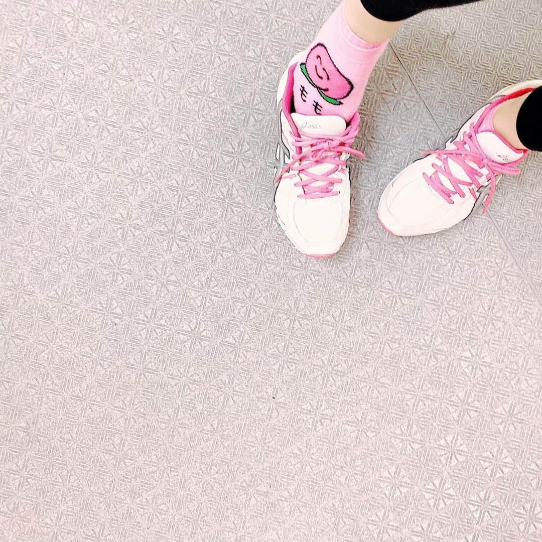のインスタグラム：「ランニングのおとももっち(っ´ω`ｃ)🍑 #もも #running # MomochiMinami #asics #sneakers」