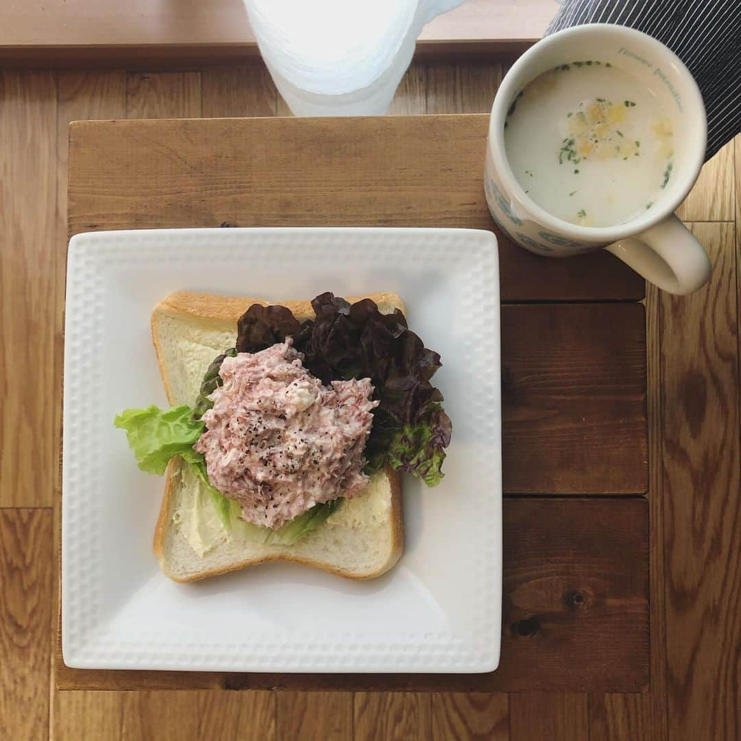 石川由香里さんのインスタグラム写真 - (石川由香里Instagram)「. コンビーフに クリームチーズを入れたら すごーく まろやかで おいしかったんだけど、 やっぱり 酸味が欲しいわよねとなって、 結局 マヨネーズも 入れました(*´艸｀*) . 今日の朝食は コンビーフサンドと ポタージュスープでした。 . 最近は、 夜寝る前に 「明日の朝ごはん 何にしようかな？」って 考えるのが 結構楽しいです(*´艸｀*) .  #媚びない料理 #シンプルライフ #ミニマリスト #ミニマルライフ #もたない暮らし #おうちカフェ #家カフェ #カフェ風インテリア #インテリア #インテリア好きな人と繋がりたい #無印良品 #カーテン #木のある暮らし #stayhome #うちで過ごそう #コンビーフ #コンビーフサンド #ポタージュ #ポタージュスープ #朝ごはん」5月7日 21時34分 - yukari_ishikawa